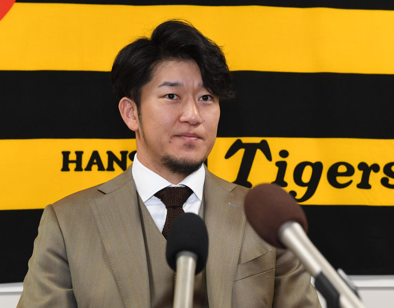 契約更改を終え記者の質問に答える岩貞（撮影・前岡正明）