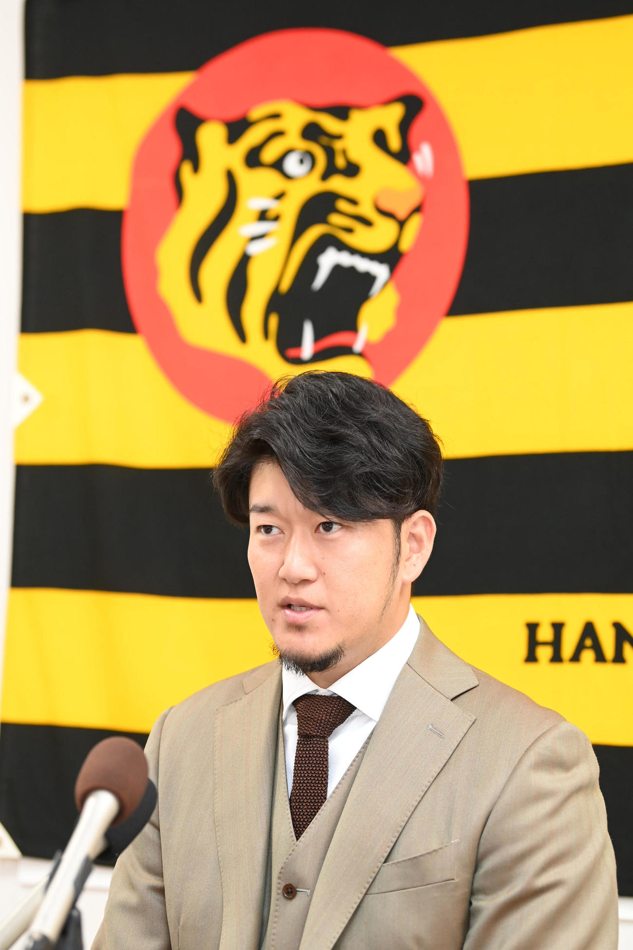 契約更改を終え記者の質問に答える岩貞（撮影・前岡正明）
