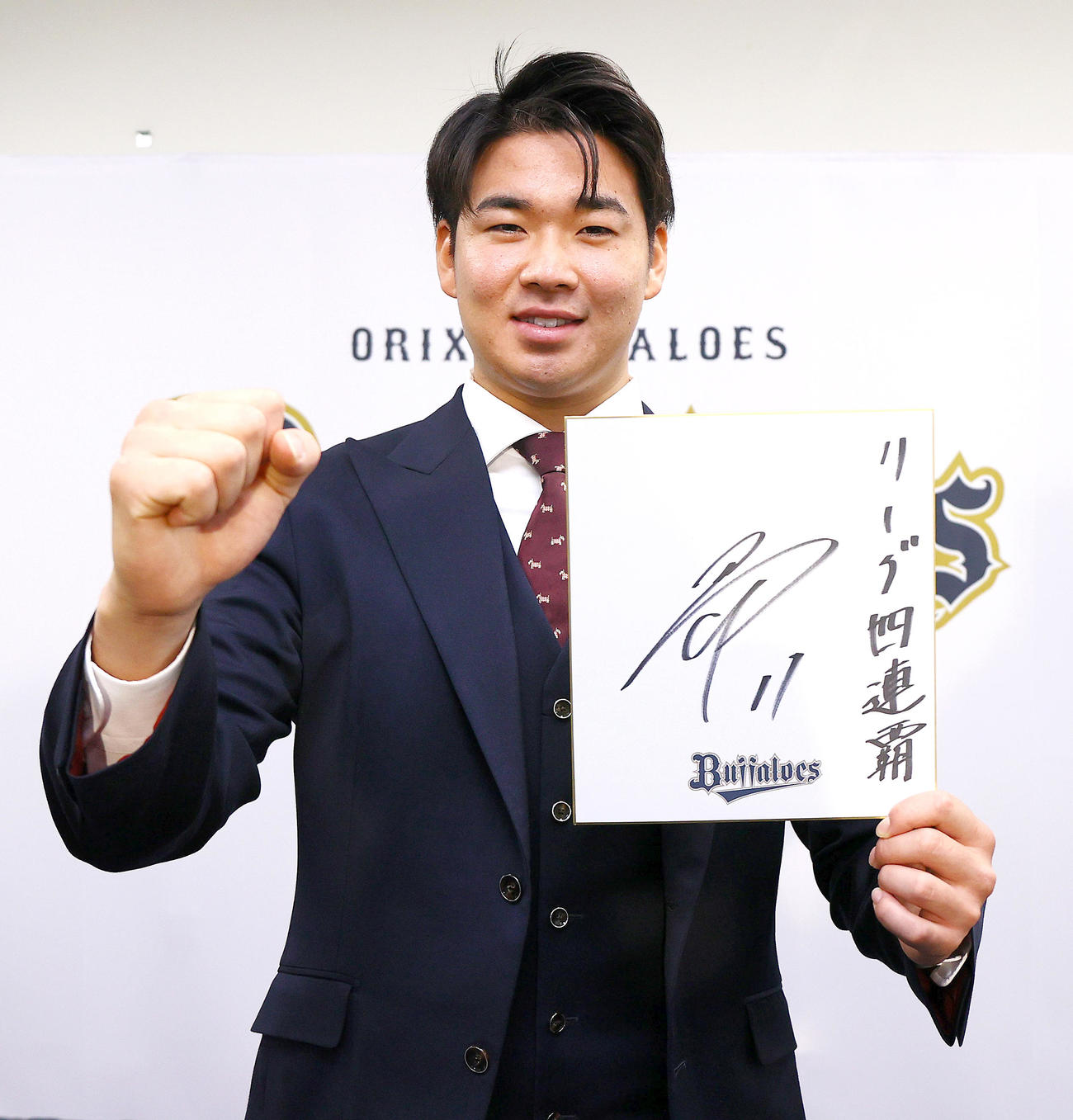 契約更改を終えたオリックス山下は来シーズンの目標と新背番号「11」を色紙に書き笑顔を見せる（撮影・上山淳一）