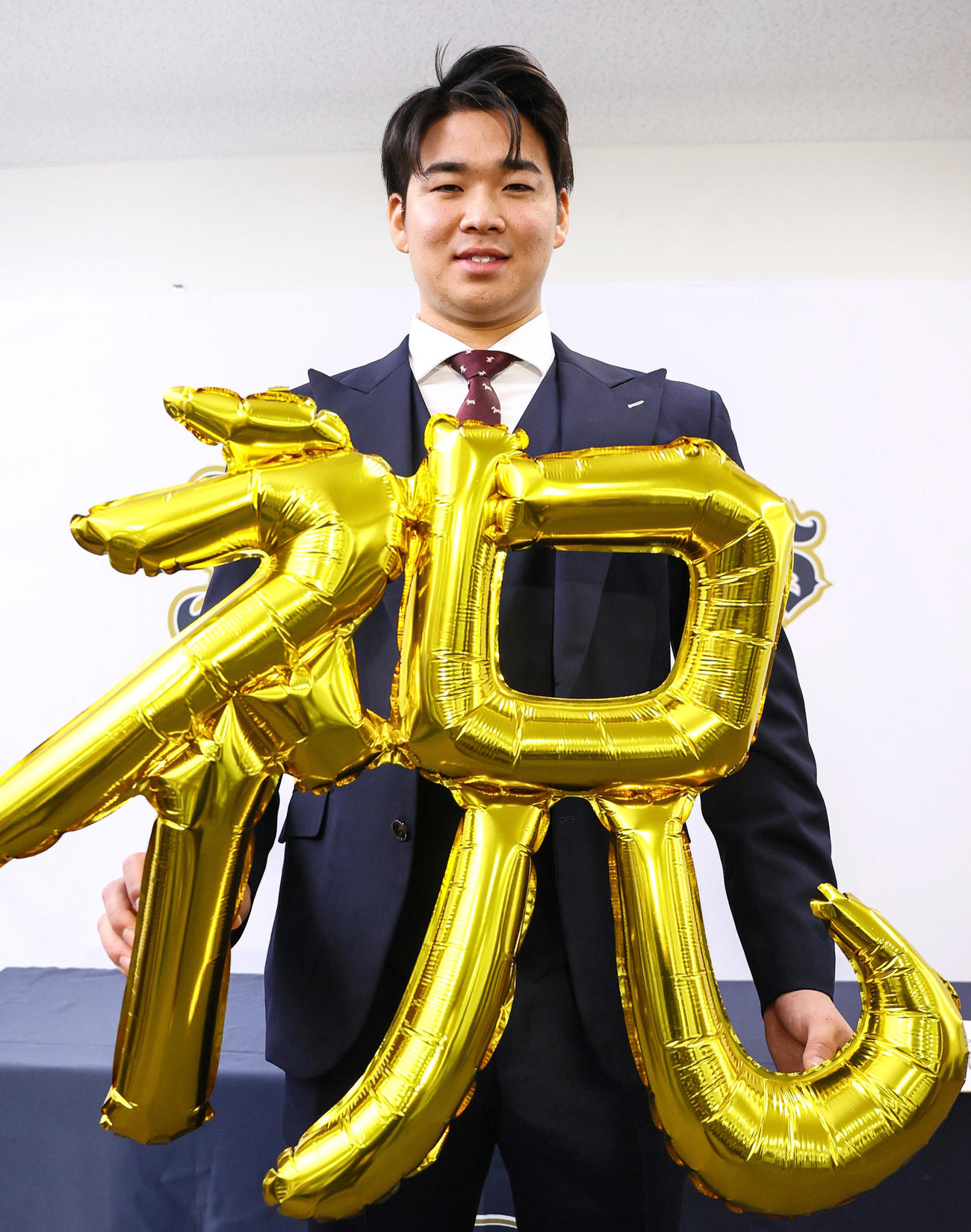 契約更改を終えたオリックス山下は「祝」のバルーンを手に笑顔を見せる（撮影・上山淳一）