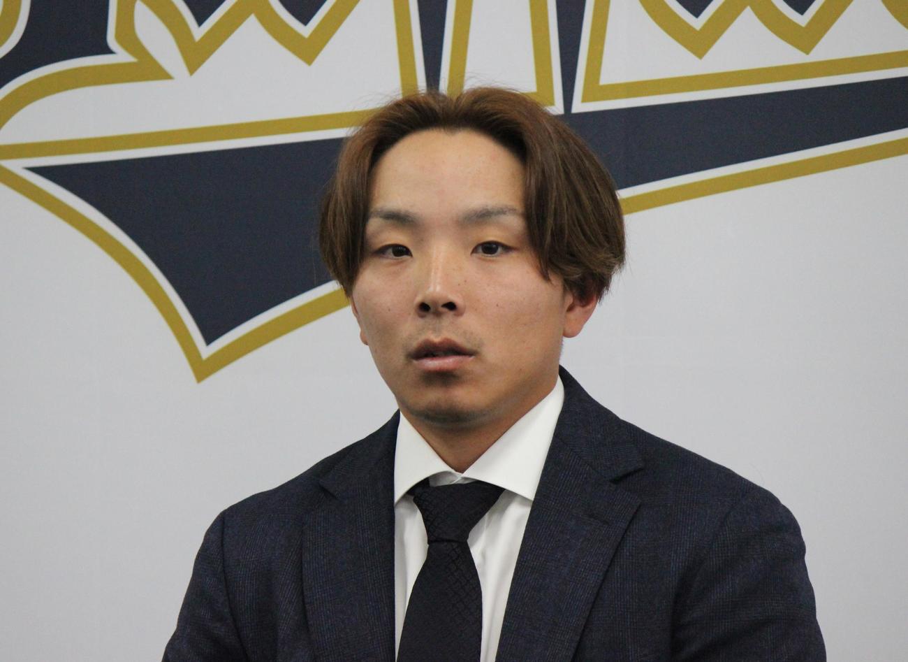 契約更改を終えて会見するオリックス上野響平（撮影・柏原誠）