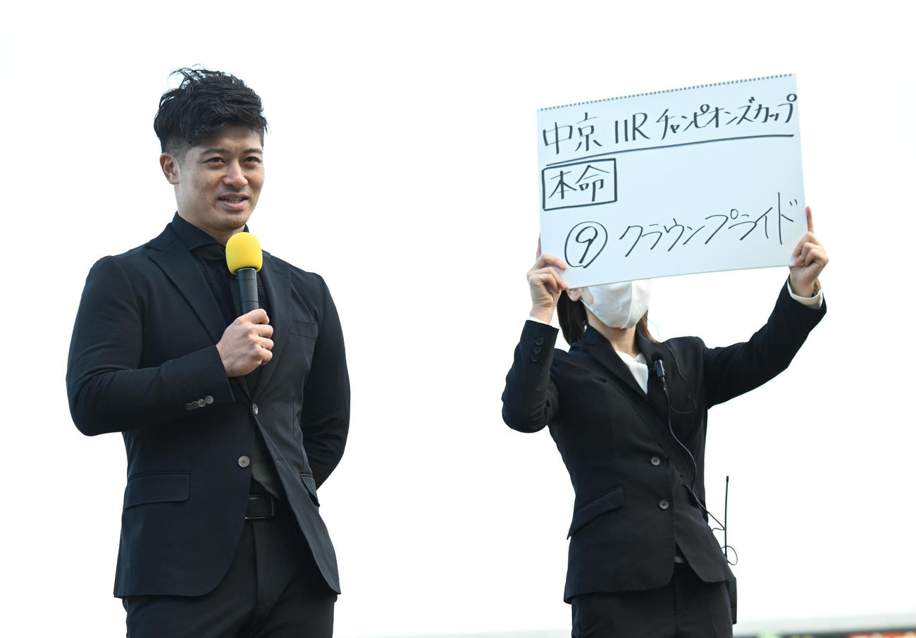 阪神競馬場でチャンピオンズカップを予想する阪神坂本（撮影・和賀正仁）