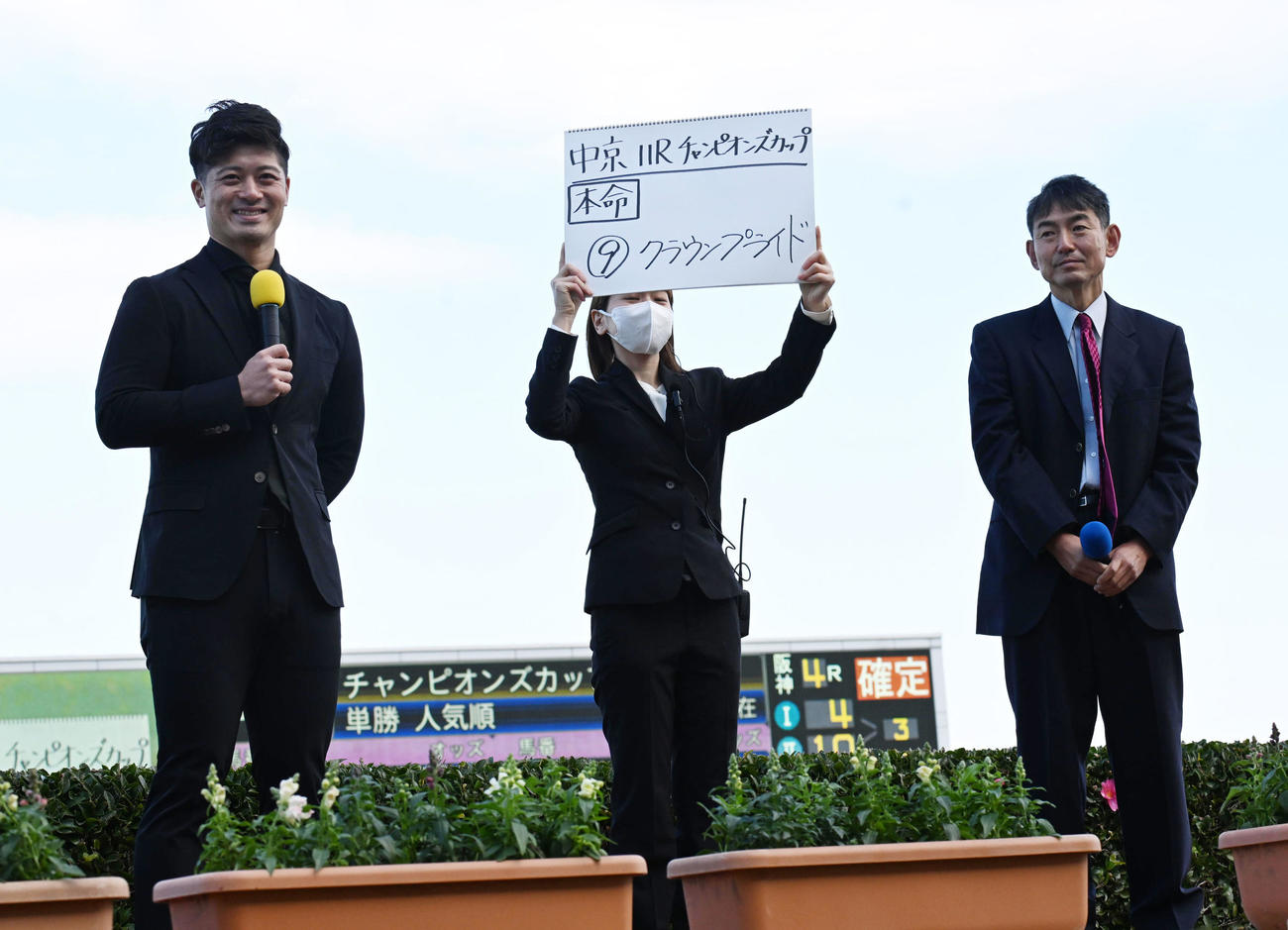 日刊スポーツ明神記者（右）とともにチャンピオンズカップを予想する阪神坂本（撮影・和賀正仁）