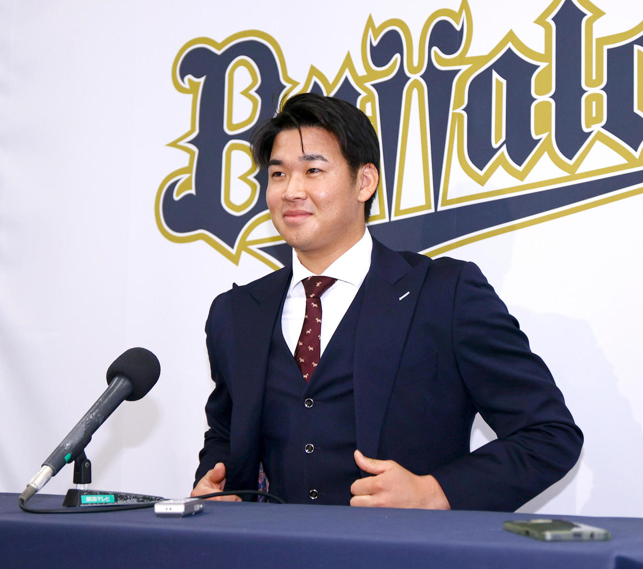 オリックス山下舜平大は契約更改を終え会見の席に着く（撮影・上山淳一）