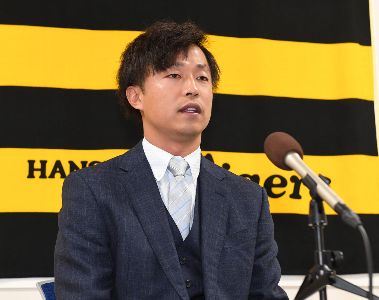 契約更改を終え記者の質問に答える島本（撮影・前岡正明）