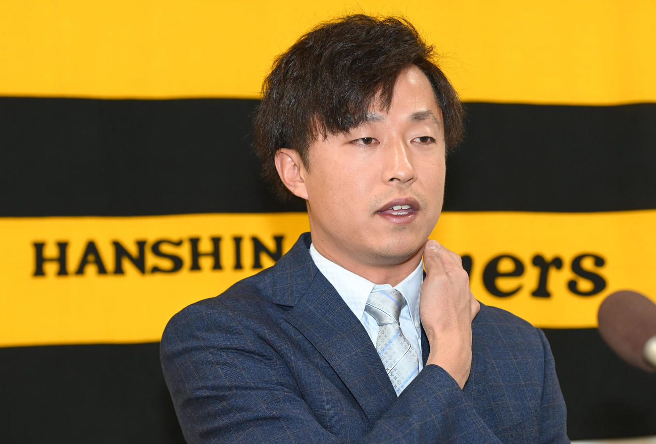 契約更改を終え記者の質問に答える島本（撮影・前岡正明）