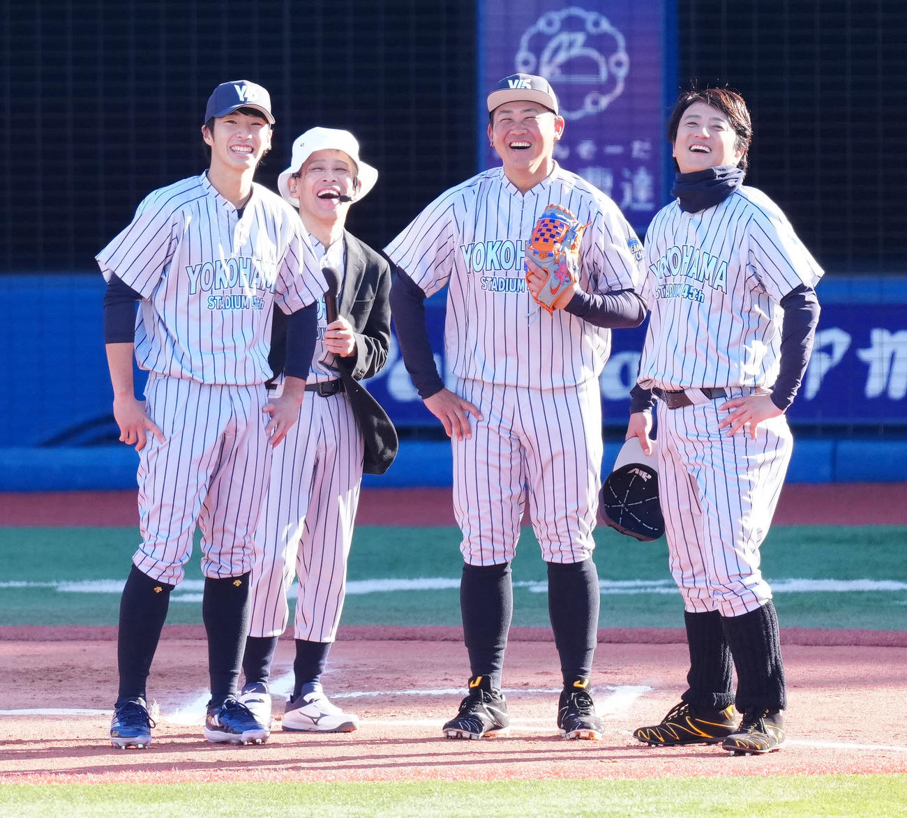 セレモニアルピッチに臨んだ、左から度会、柳沢慎吾、松坂氏、上地雄輔（撮影・江口和貴）