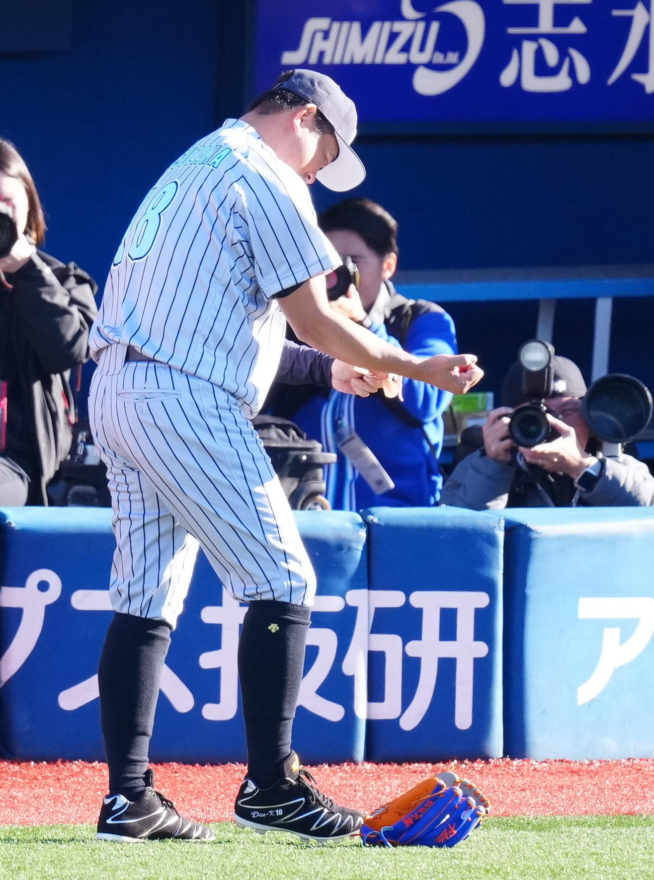 セレモニアルピッチでテーピングをはがす松坂氏（撮影・江口和貴）