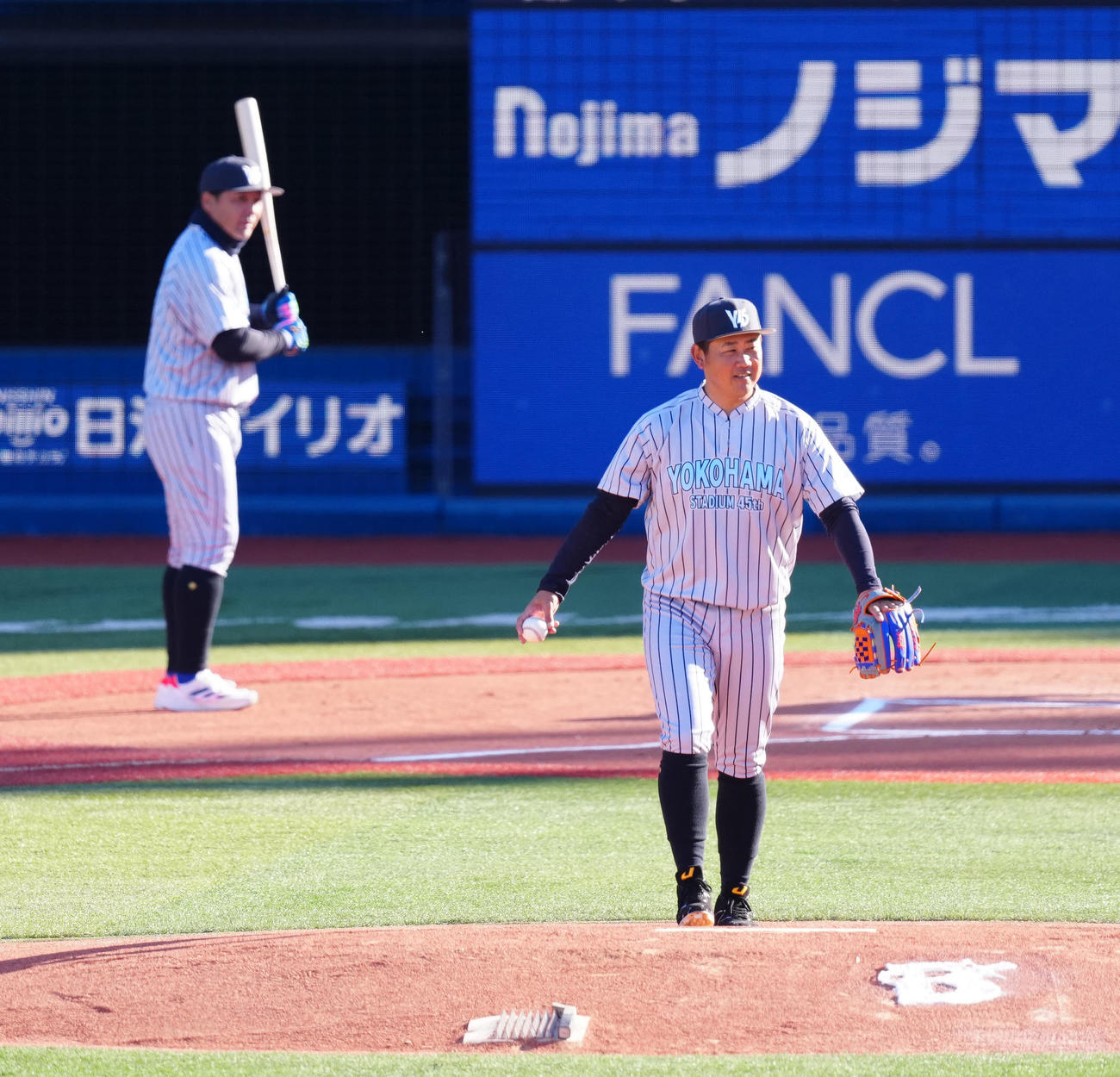 セレモニアルピッチでマウンドに上がった松坂氏（撮影・江口和貴）