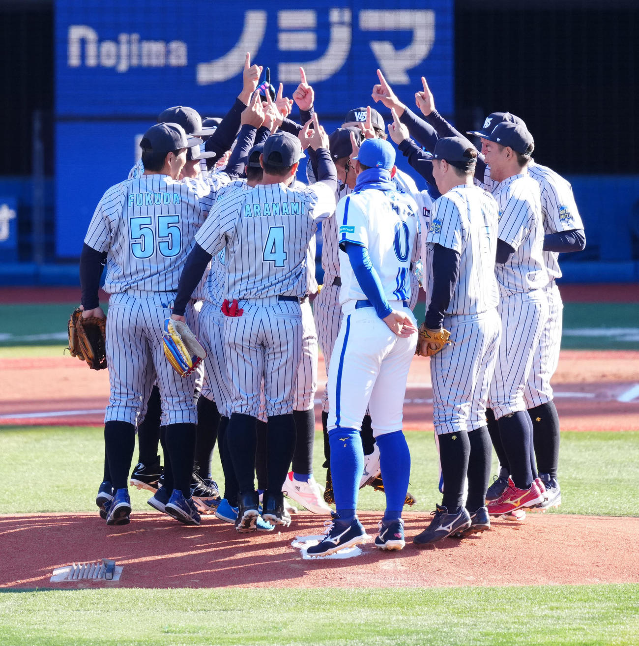 セレモニアルピッチでマウンドに集まる選手たち（撮影・江口和貴）