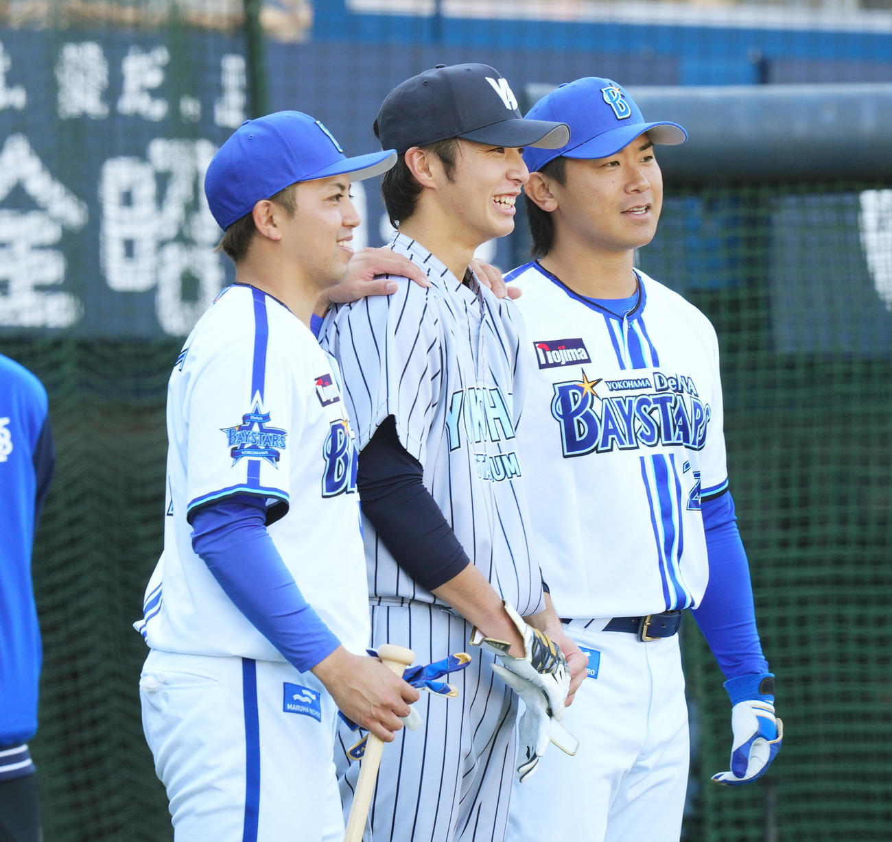 試合前、今永（右）、東（左）と記念写真に納まる度会（撮影・菅敏）