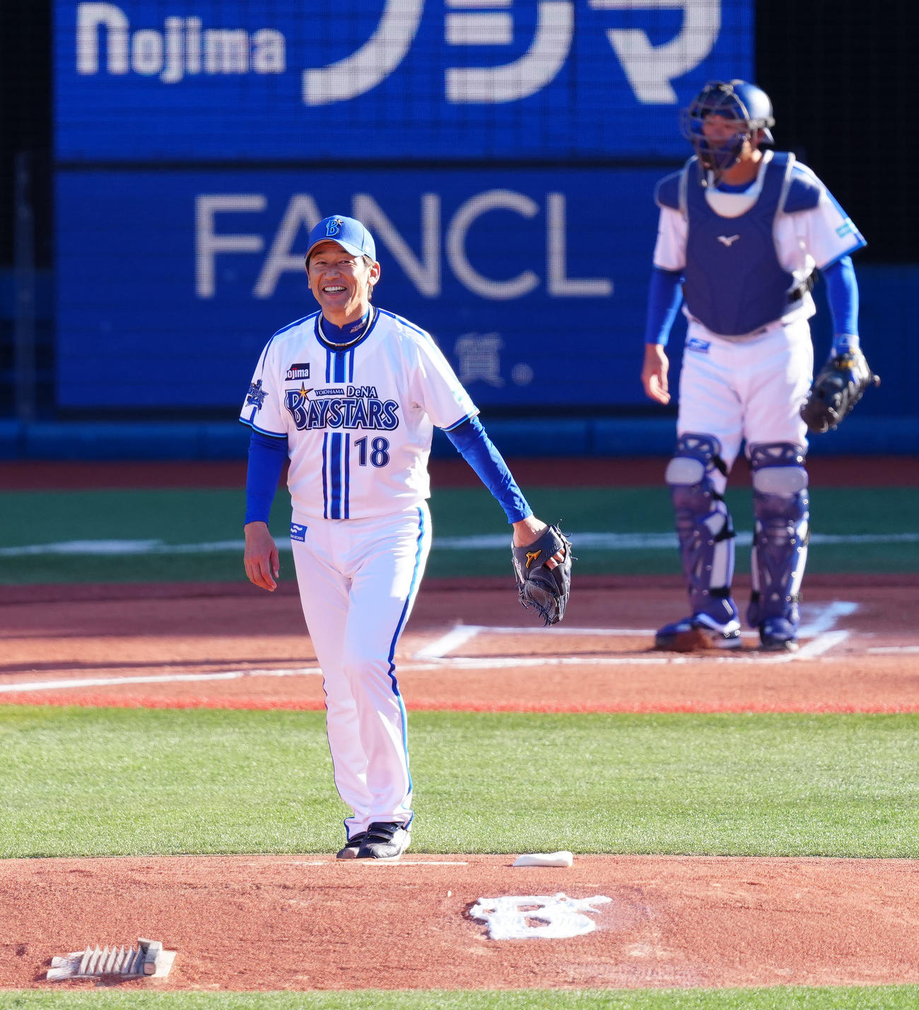1回表、度会に四球を与えたDeNA三浦監督（撮影・江口和貴）