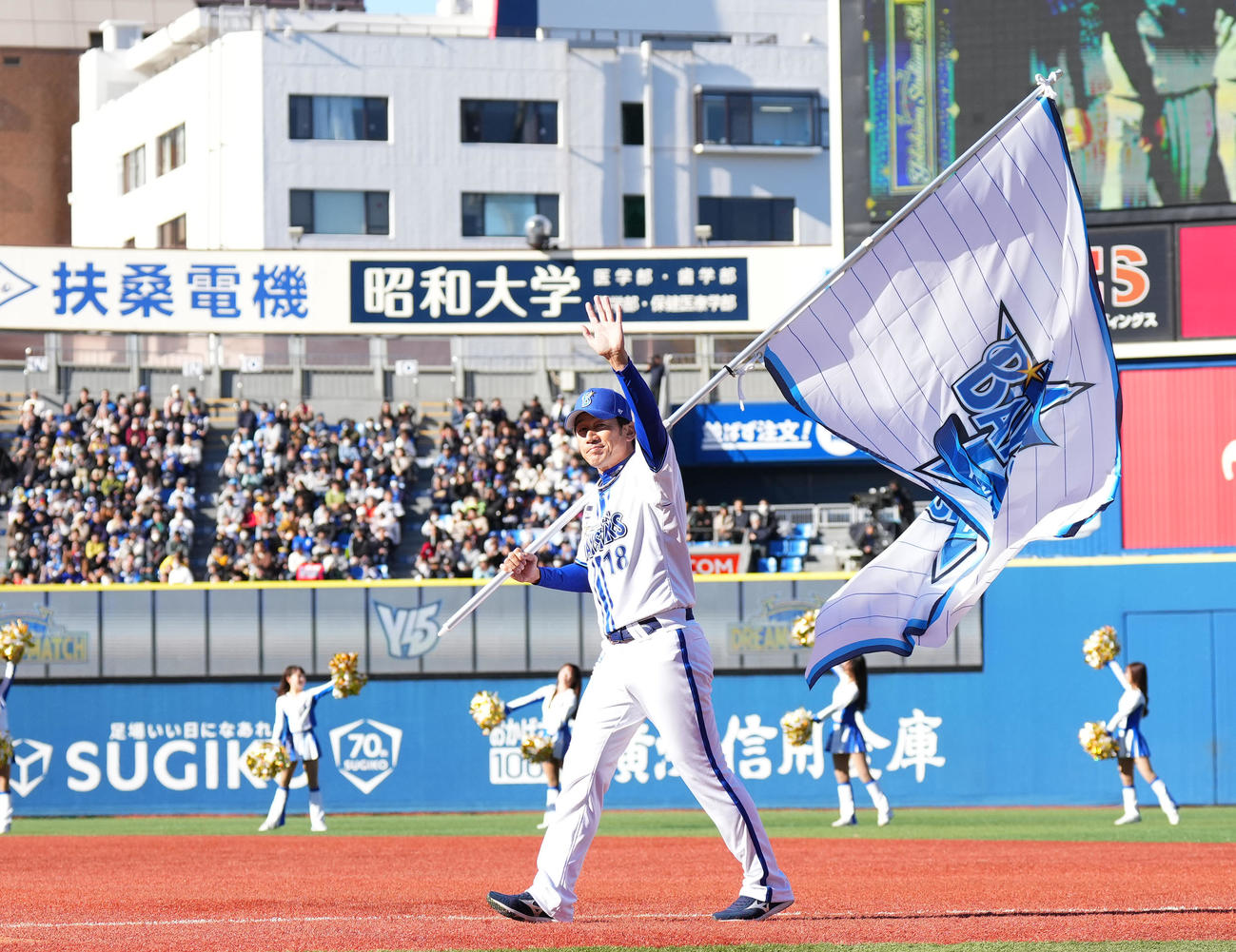 オープニングセレモニーで入場する三浦監督（撮影・菅敏）