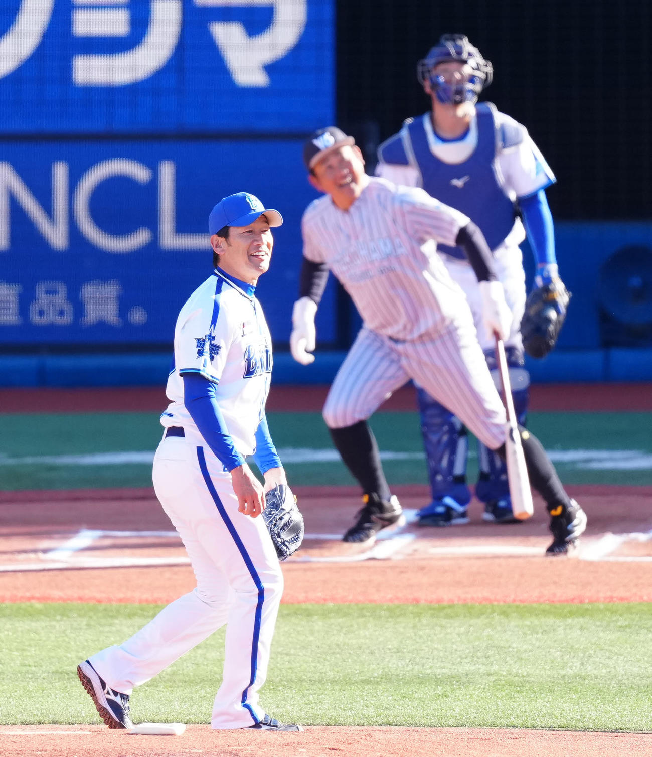 1回表、松坂氏を左飛に仕留めたDeNA三浦監督（撮影・江口和貴）