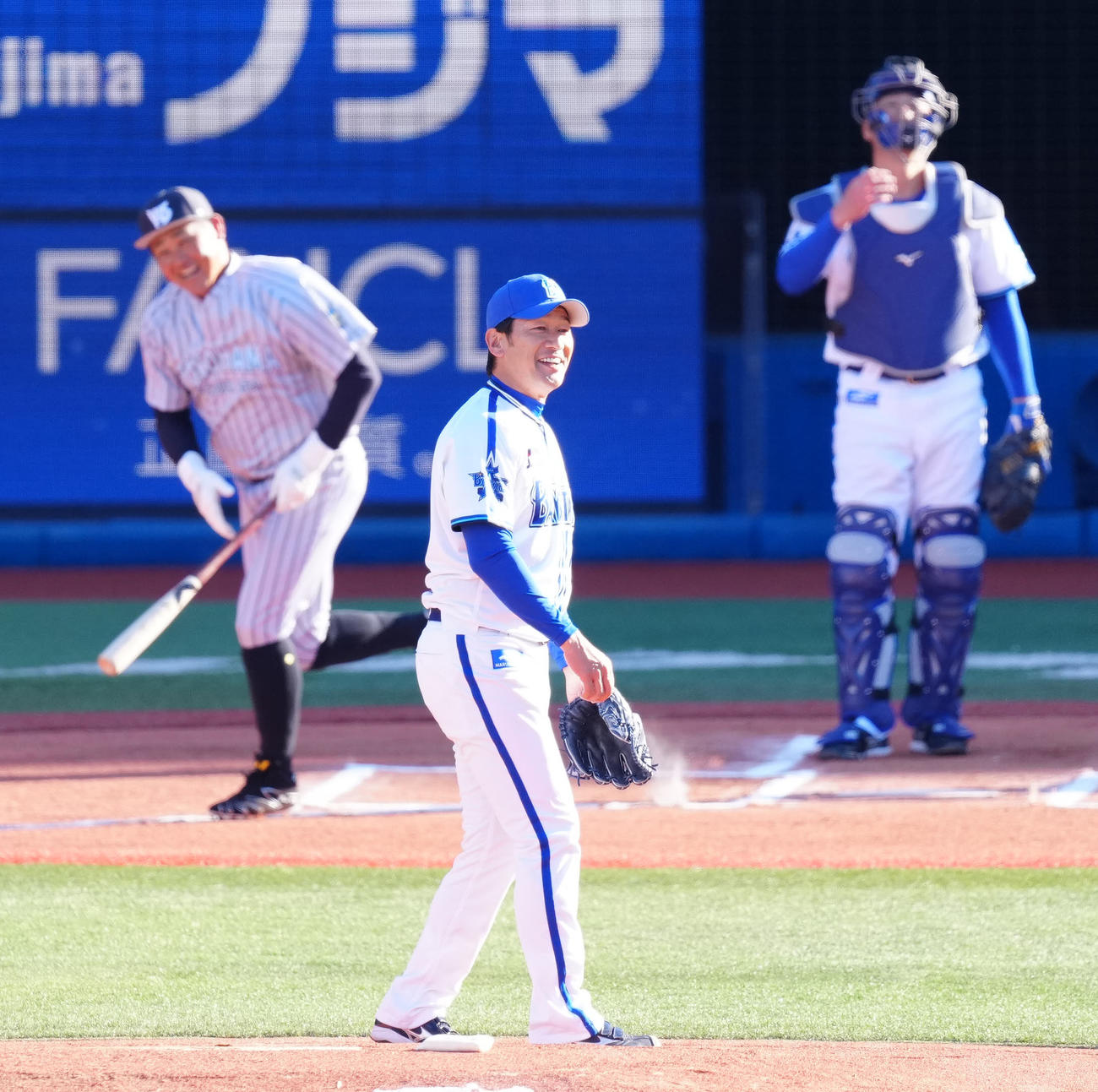 1回表、松坂氏（左）を左飛に仕留めたDeNA三浦監督（撮影・江口和貴）