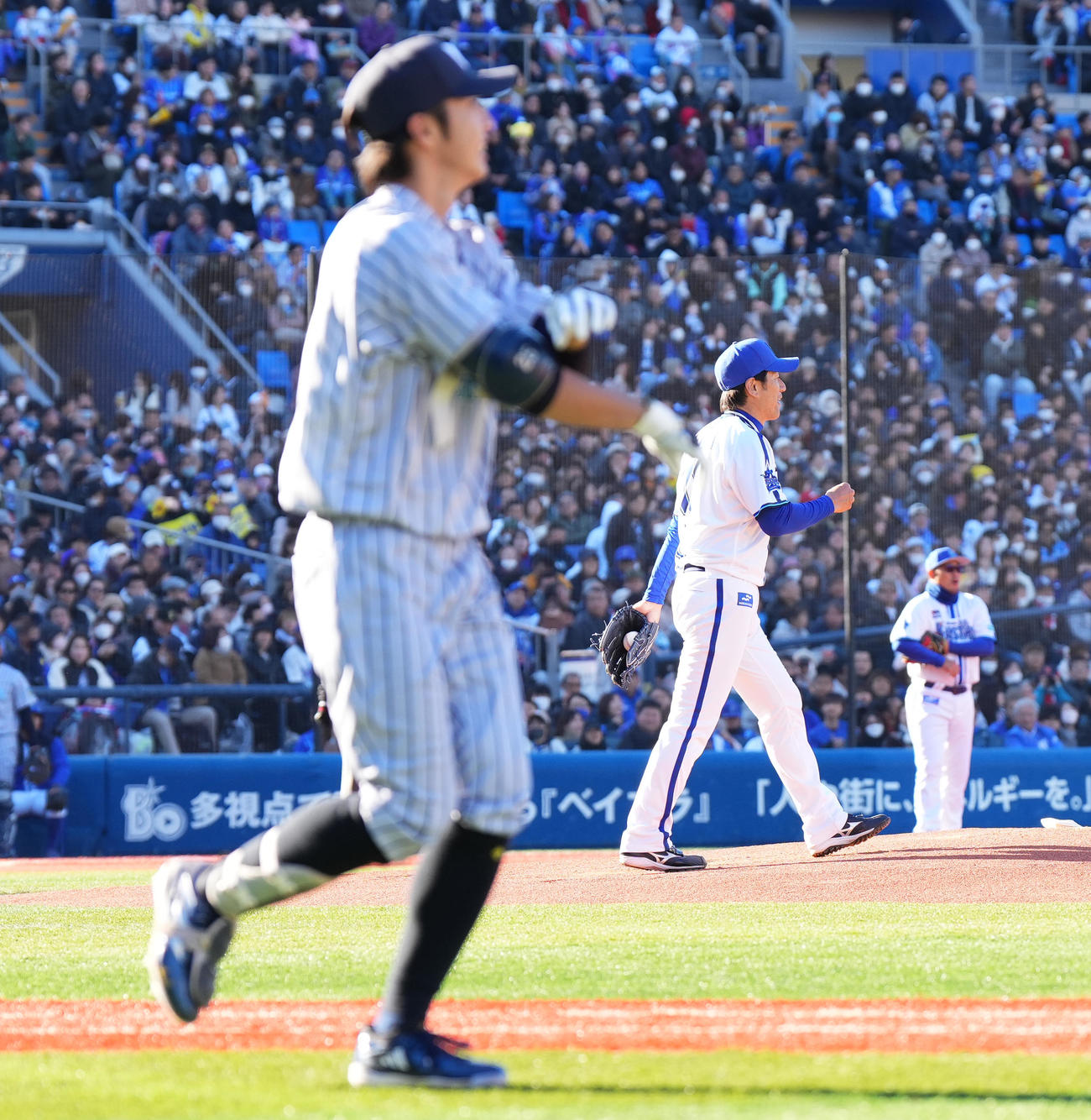 BAY DREAM STARS対Y45 LEGEND HEROES 1回表Y45 LEGEND HEROES無死一塁、四球を選ぶ度会。後方は投手三浦監督（撮影・菅敏）