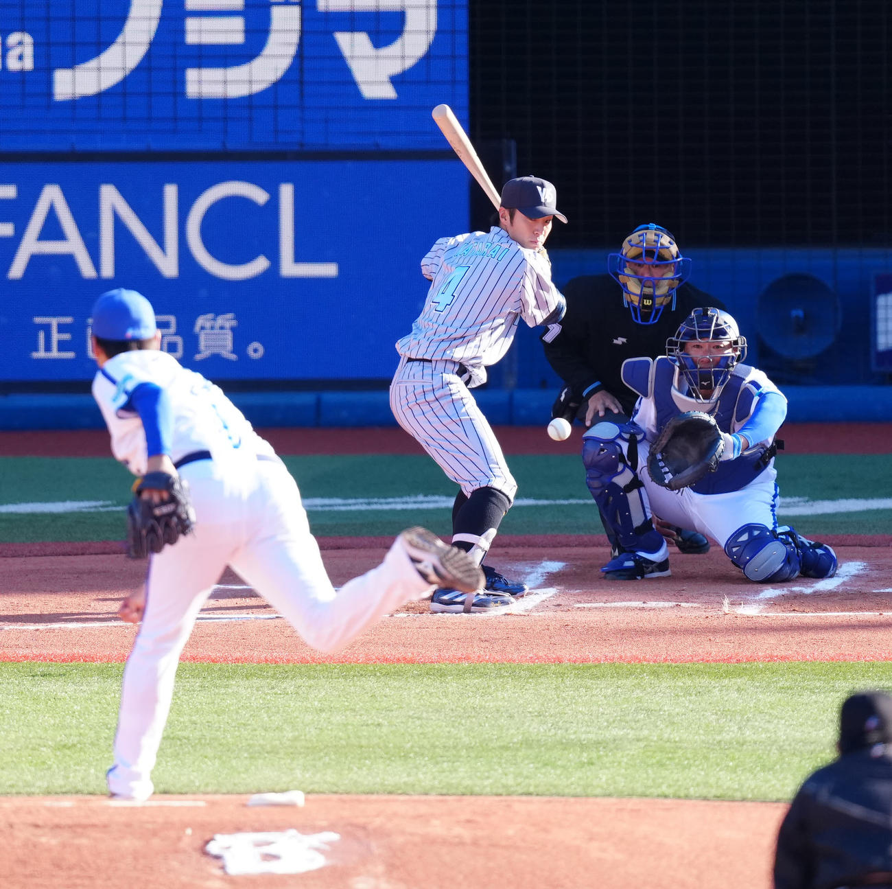 1回表、四球を選ぶ度会。投手DeNA三浦監督（撮影・江口和貴）