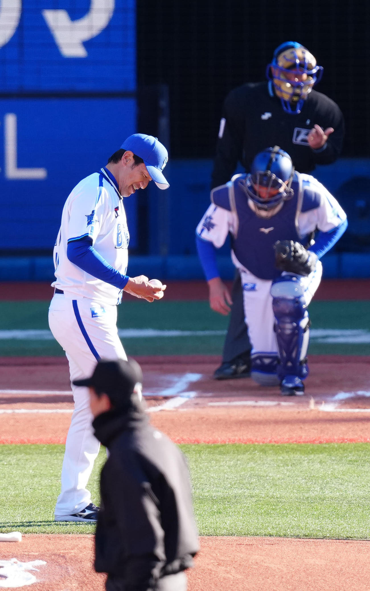 1回表、度会に四球を与えたDeNA三浦監督（撮影・江口和貴）
