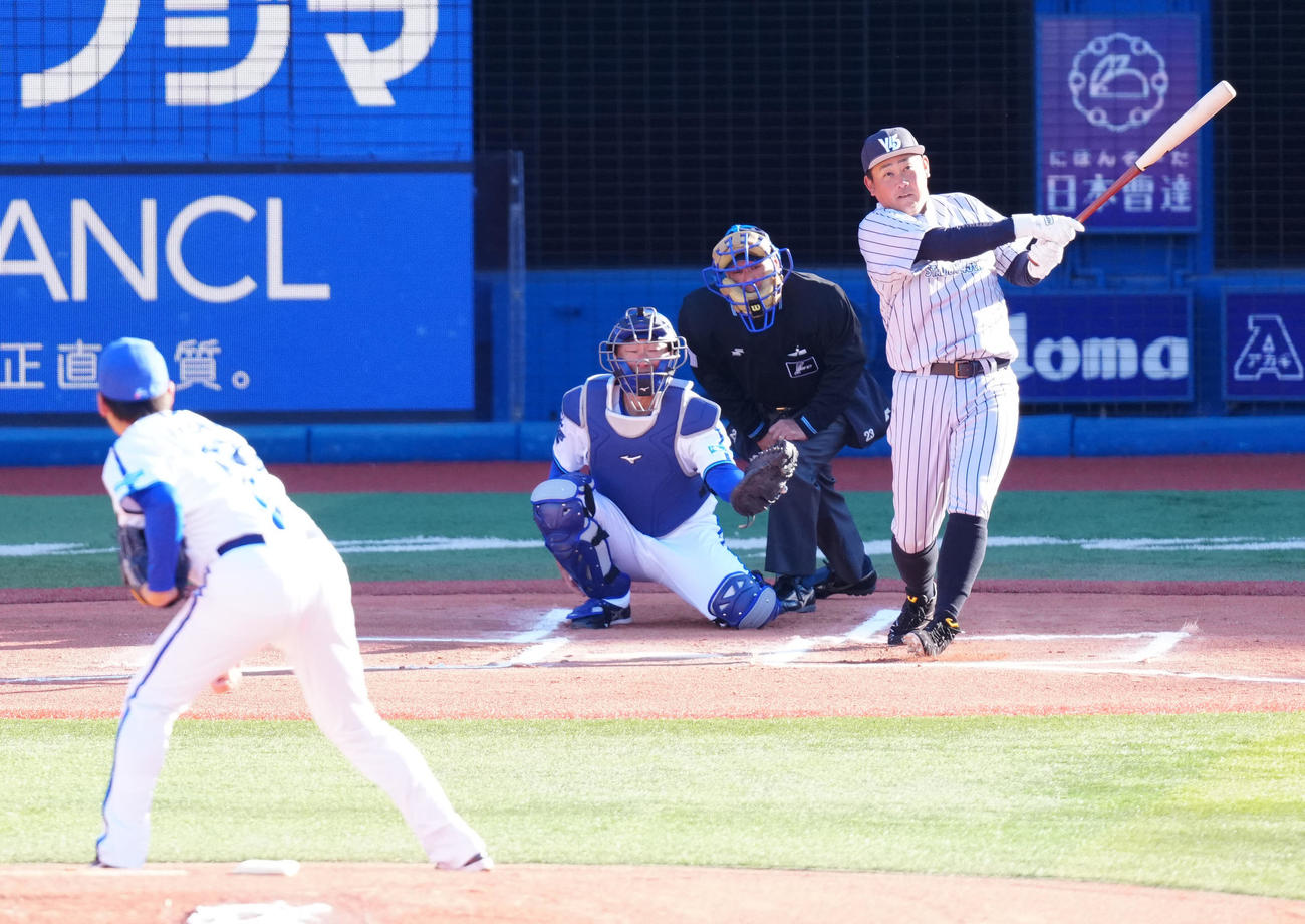 1回表、左飛に倒れる松坂氏。投手DeNA三浦監督（撮影・江口和貴）