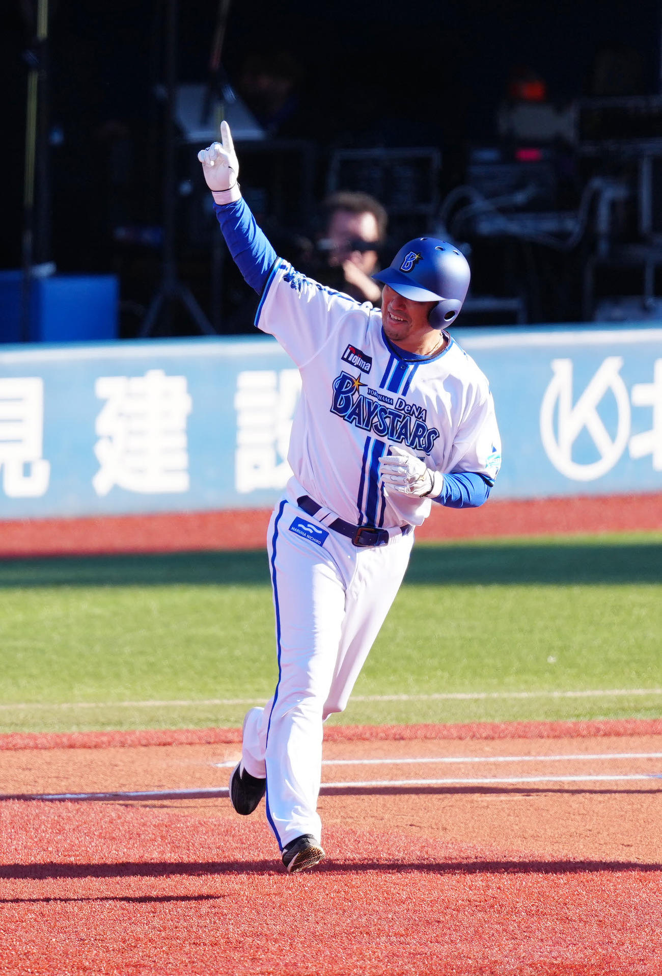 1回裏、右越え2点本塁打を放った村田氏（撮影・江口和貴）
