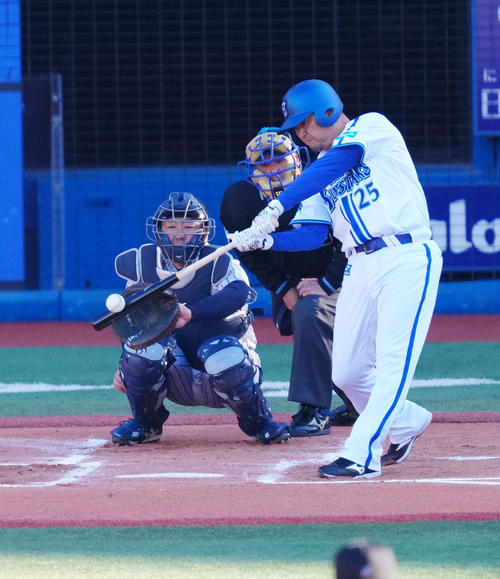 村田修一が右翼席へ逆転2ラン ベイスターズユニでのハマスタ弾は11年