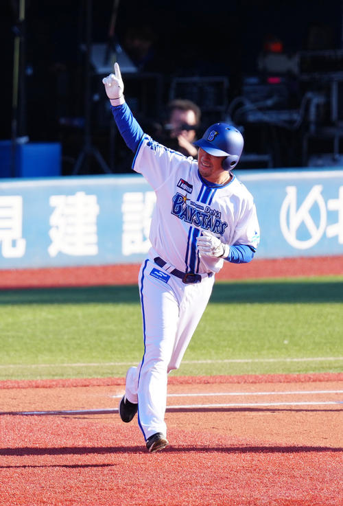 村田修一が右翼席へ逆転2ラン ベイスターズユニでのハマスタ弾は11年