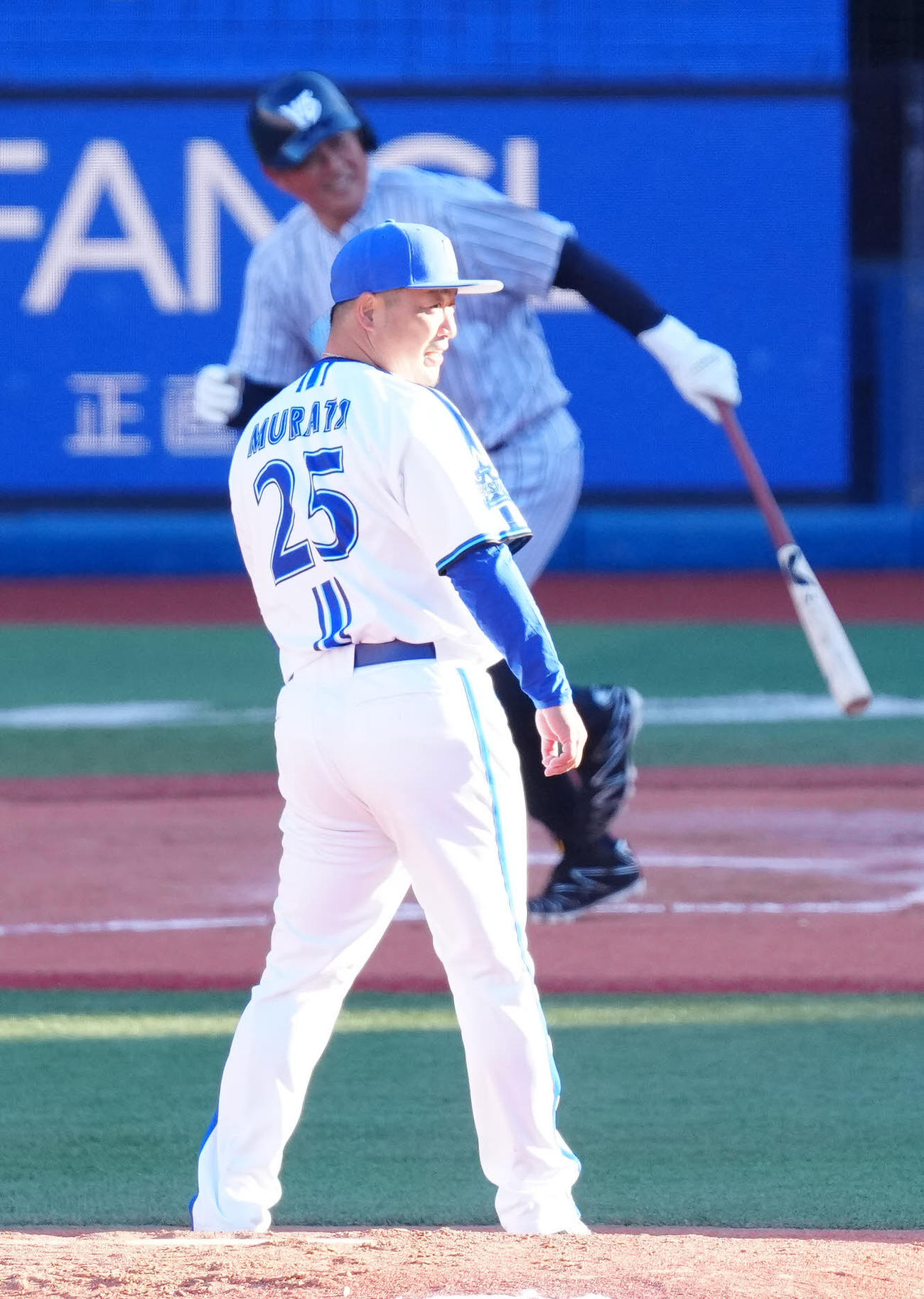 ベイドリーム対神奈川レジェンド　2回表神奈川レジェンド1死二、三塁、松坂氏（後方）に2点適時二塁打を浴びる村田氏（撮影・江口和貴）