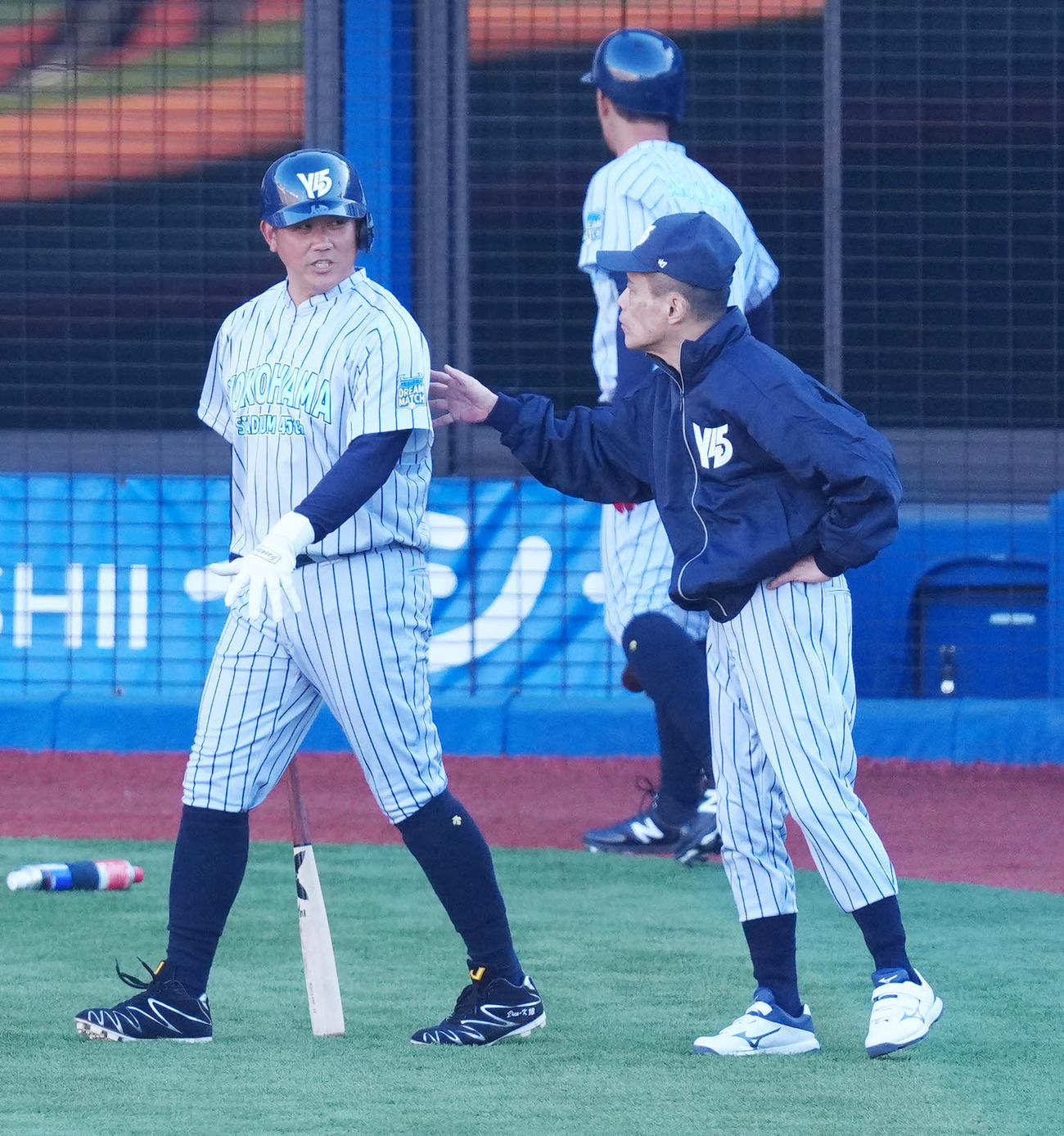 ベイドリーム対神奈川レジェンド　2回表、神奈川レジェンドの松坂氏（左）と言葉を交わす柳沢慎吾（撮影・江口和貴）