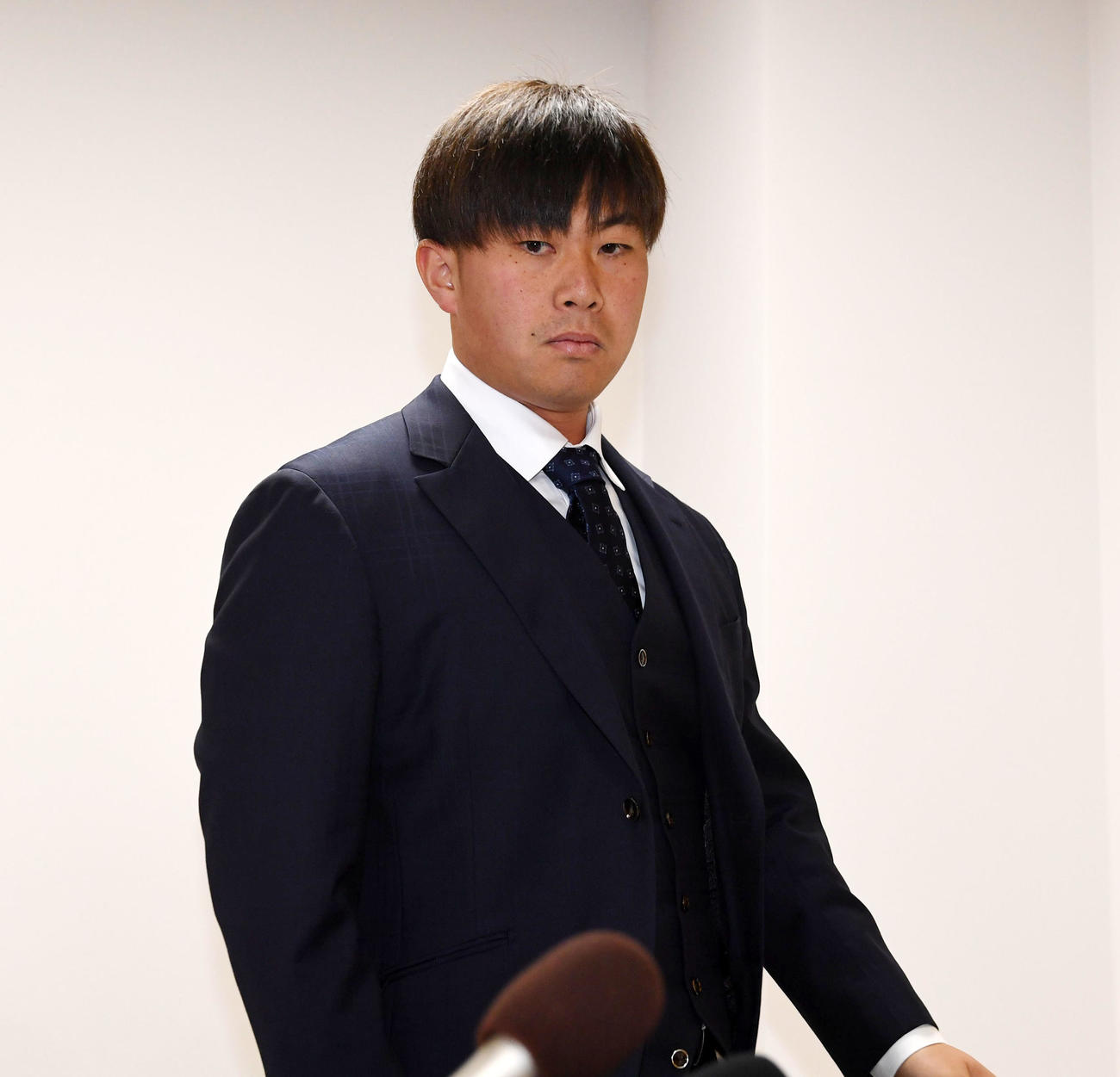契約更改を終え会見の席に向かう桐敷（撮影・前岡正明）