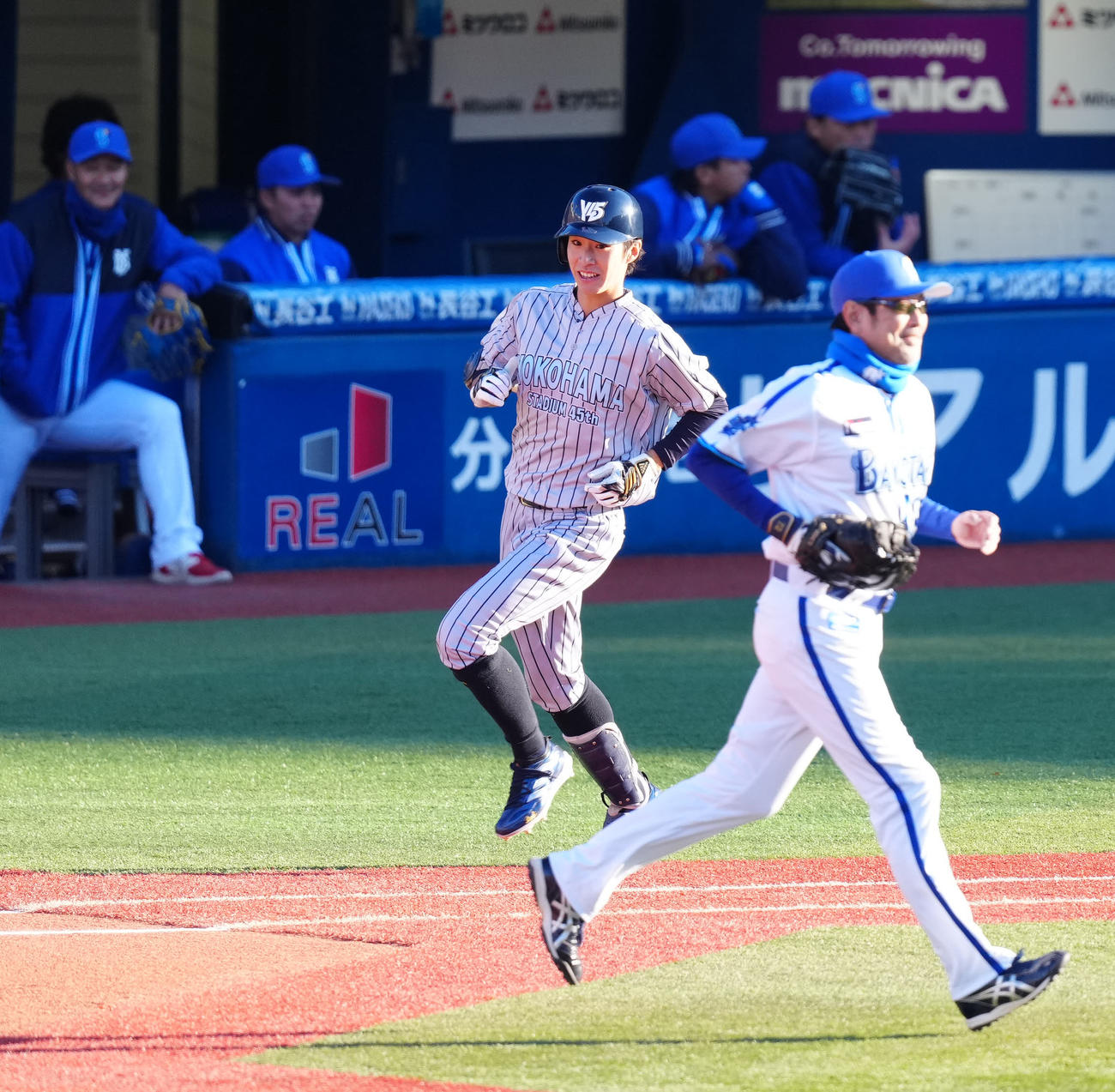 ベイドリーム対神奈川レジェンド　2回表神奈川レジェンド2死二塁、中前適時打を放ったENEOS・度会（撮影・江口和貴）