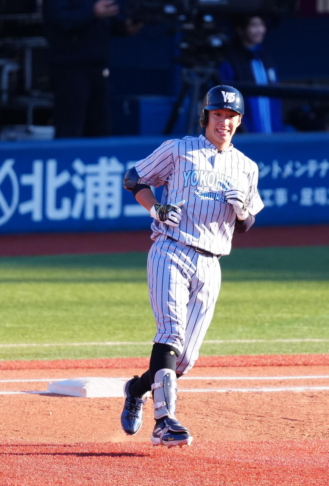 ベイドリーム対神奈川レジェンド　2回表神奈川レジェンド2死二塁、中前適時打を放ったENEOS・度会（撮影・江口和貴）