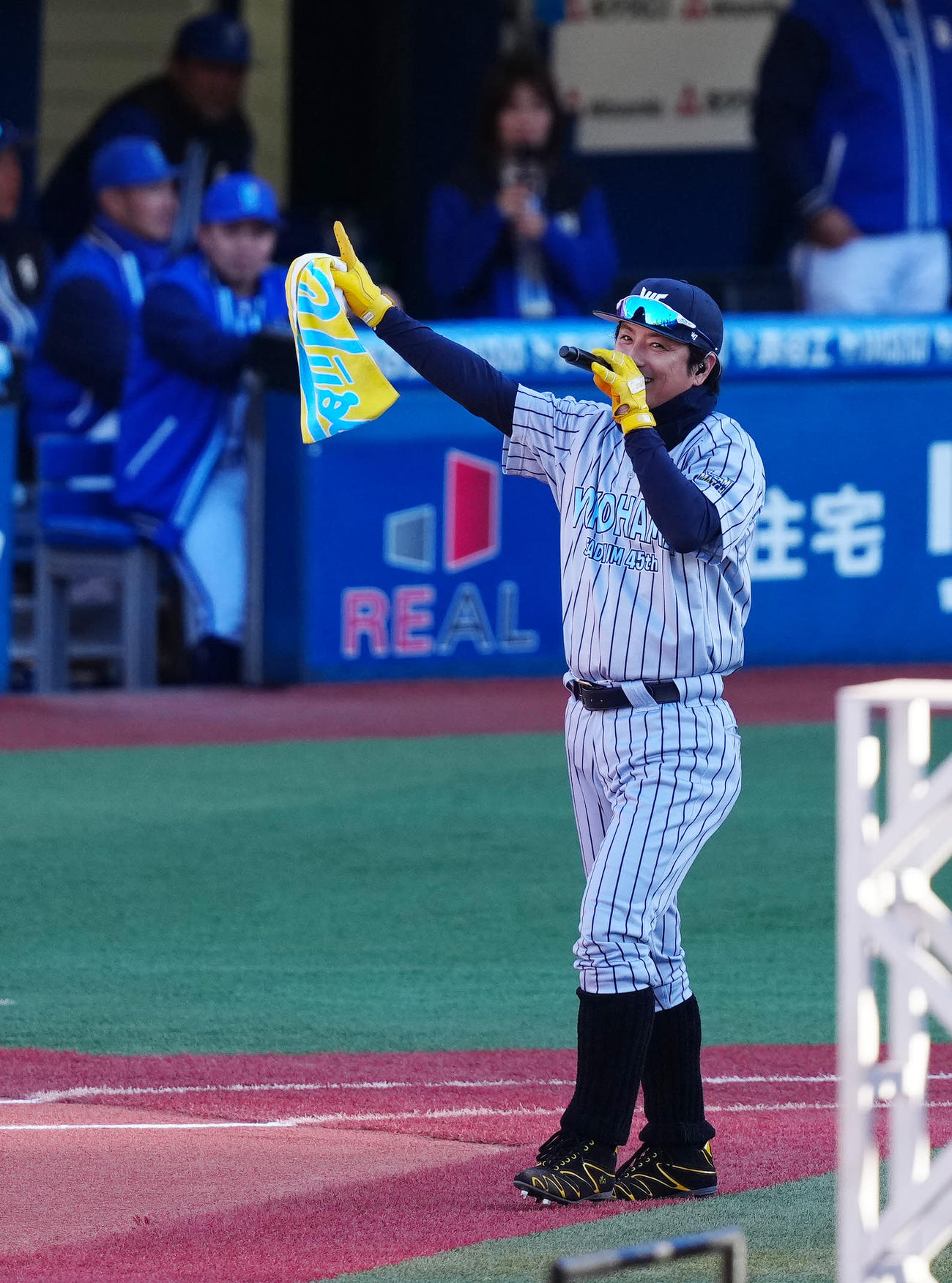ドリームマッチのイニング間でライブを行う遊助（撮影・江口和貴）