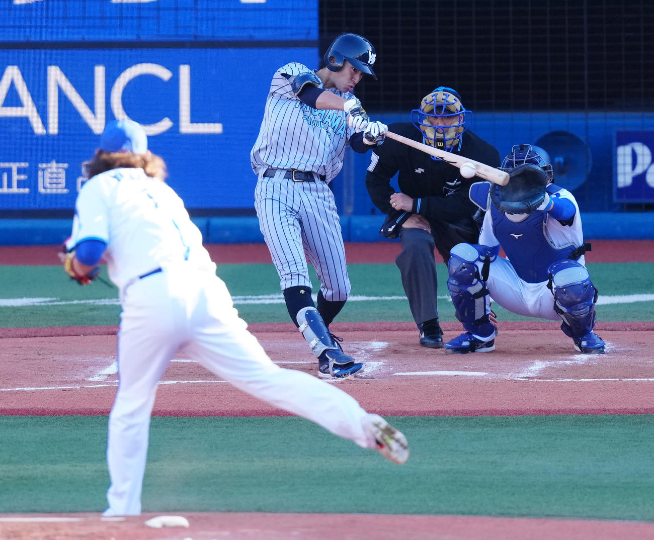 ベイドリーム対神奈川レジェンド　2回表神奈川レジェンド2死二塁、中前適時打を放つENEOS・度会。投手山口氏（撮影・江口和貴）