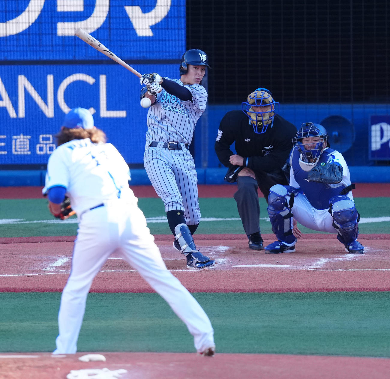 ベイドリーム対神奈川レジェンド　2回表神奈川レジェンド2死二塁、中前適時打を放つENEOS・度会。投手山口氏（撮影・江口和貴）