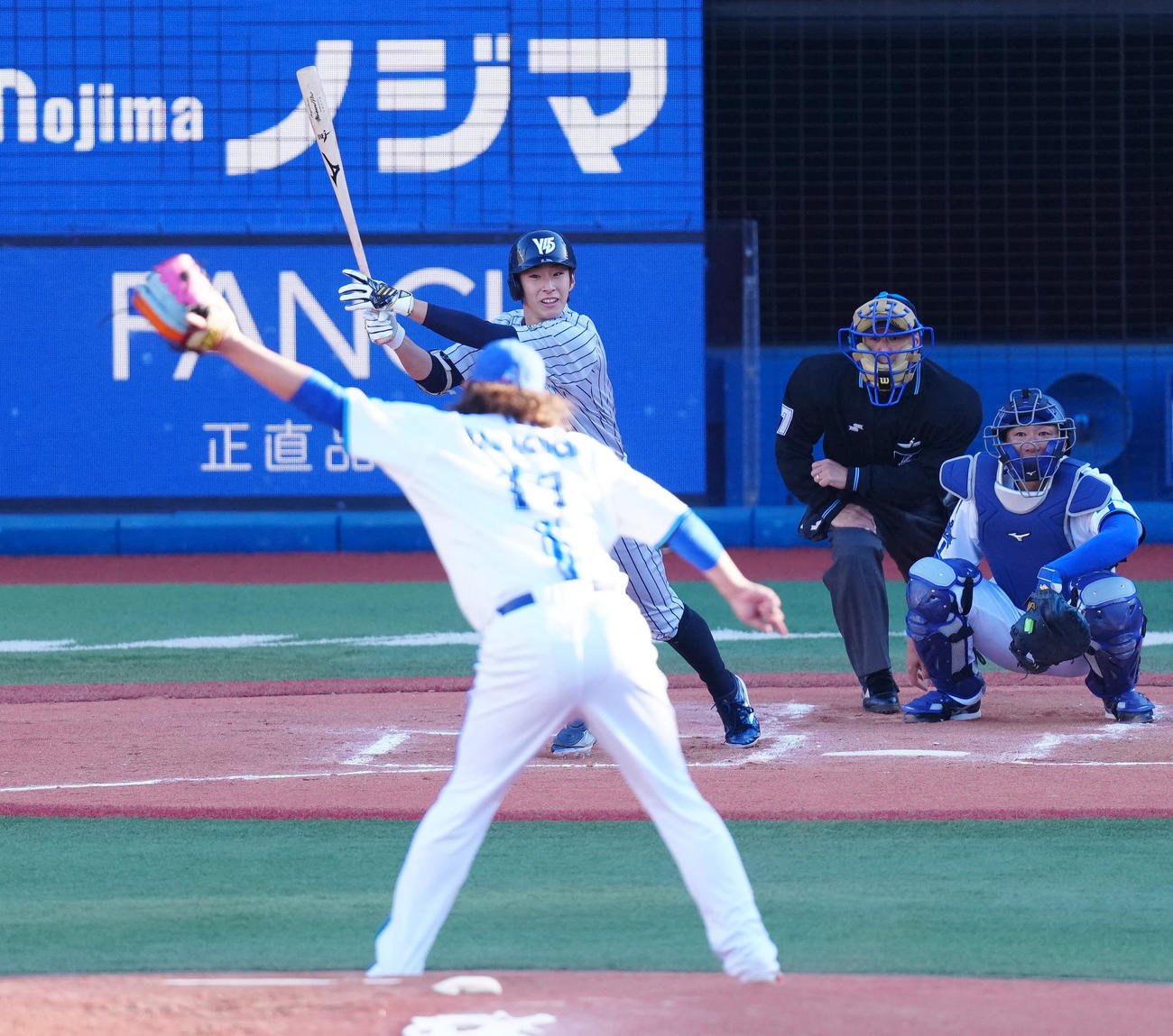 ベイドリーム対神奈川レジェンド　2回表神奈川レジェンド2死二塁、中前適時打を放つENEOS・度会。投手山口氏（撮影・江口和貴）