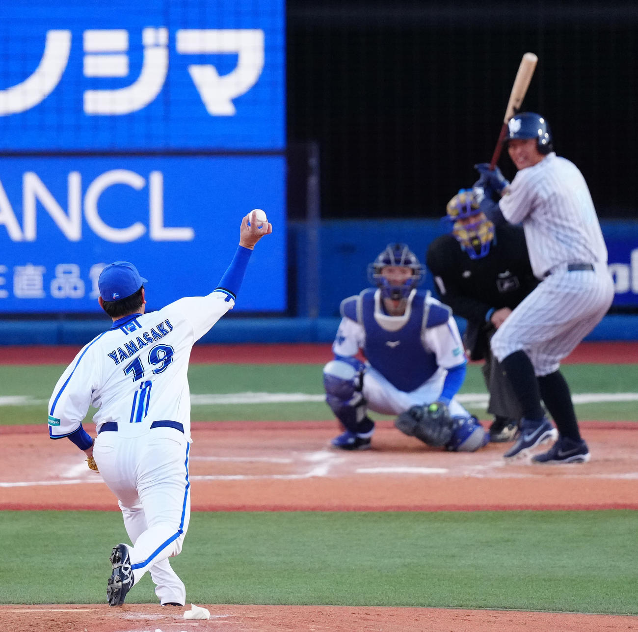 ベイドリーム対神奈川レジェンド　5回表、ナックルボールを投じるベイドリームのDeNA山崎（撮影・江口和貴）