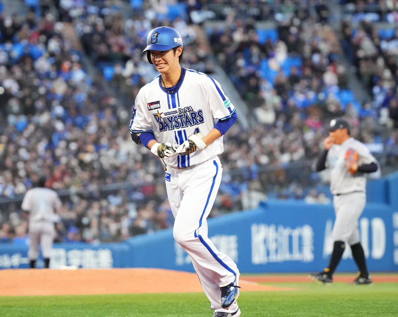 BAY DREAM STARS対Y45 LEGEND HEROES 5回裏BAY DREAM STARS無死、左飛に倒れる度会。奥は投手松坂氏（撮影・菅敏）