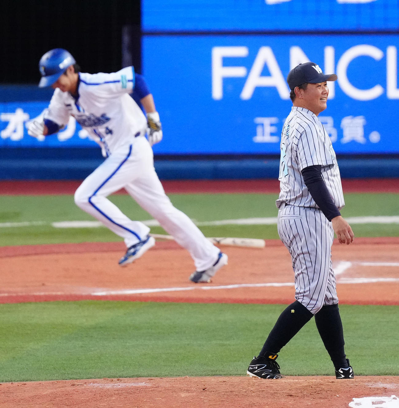 ベイドリーム対神奈川レジェンド　5回裏ベイドリーム無死、度会（左）を左飛に仕留めた松坂氏（撮影・江口和貴）