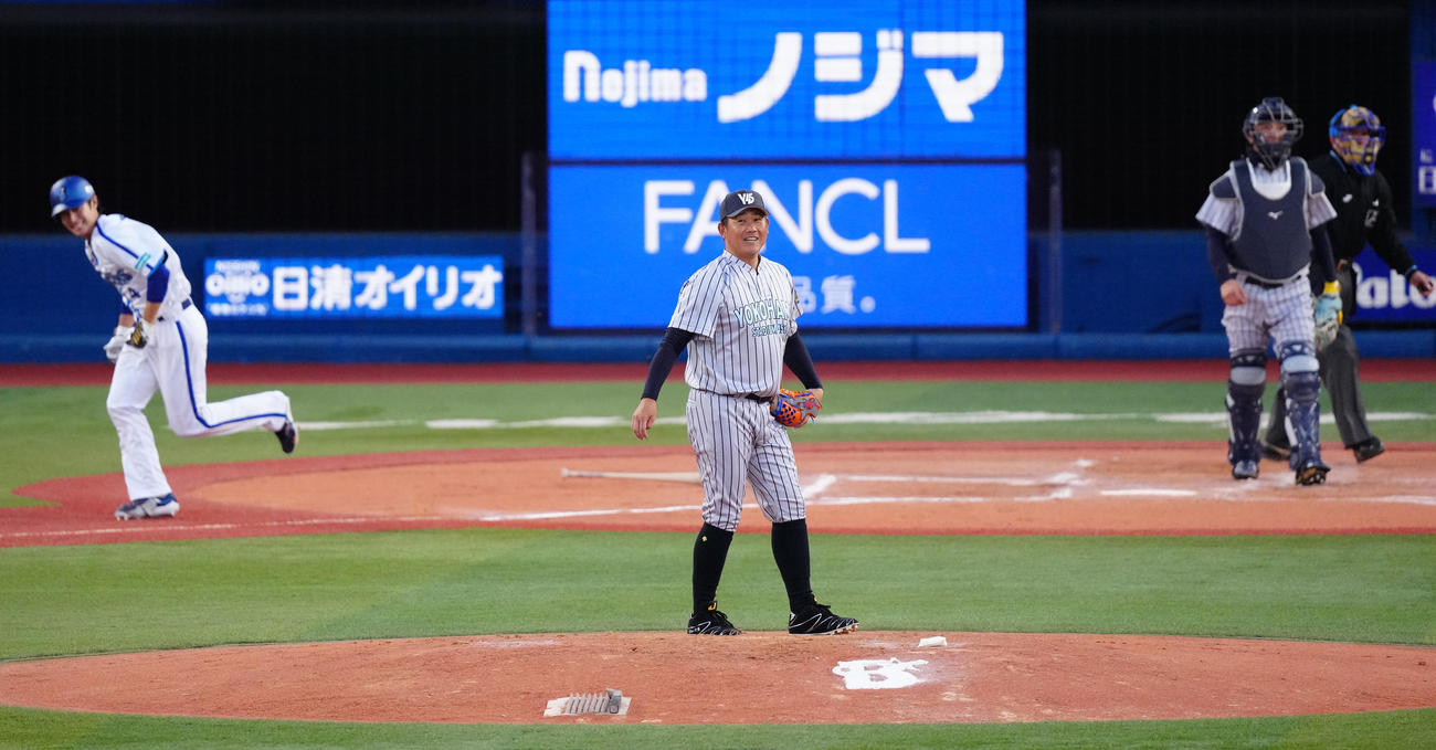 ベイドリーム対神奈川レジェンド　5回裏ベイドリーム無死、度会（左）を左飛に仕留めた松坂氏（撮影・江口和貴）