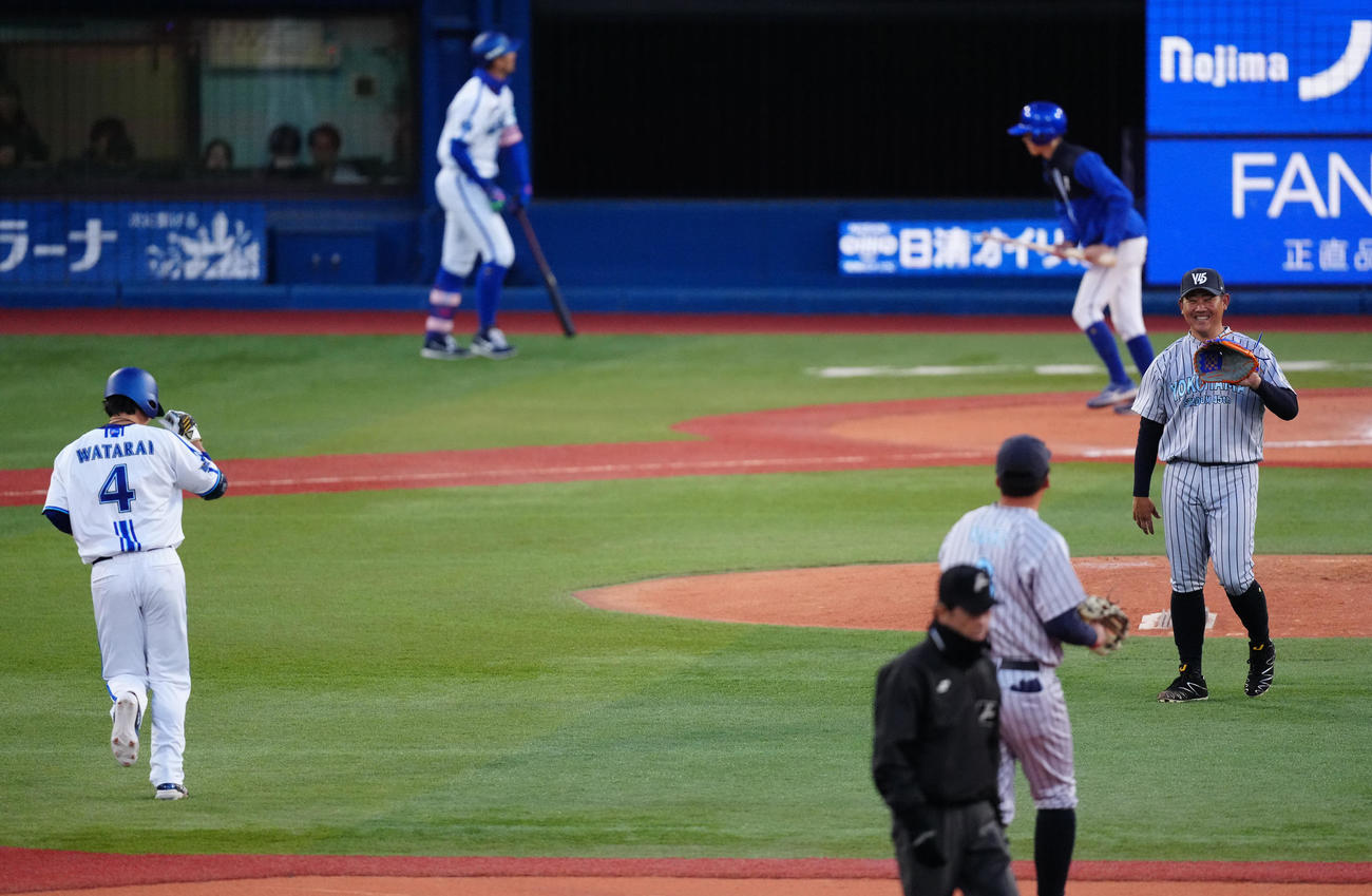 ベイドリーム対神奈川レジェンド　5回裏ベイドリーム無死、度会（左）を左飛に仕留めた松坂氏（撮影・江口和貴）