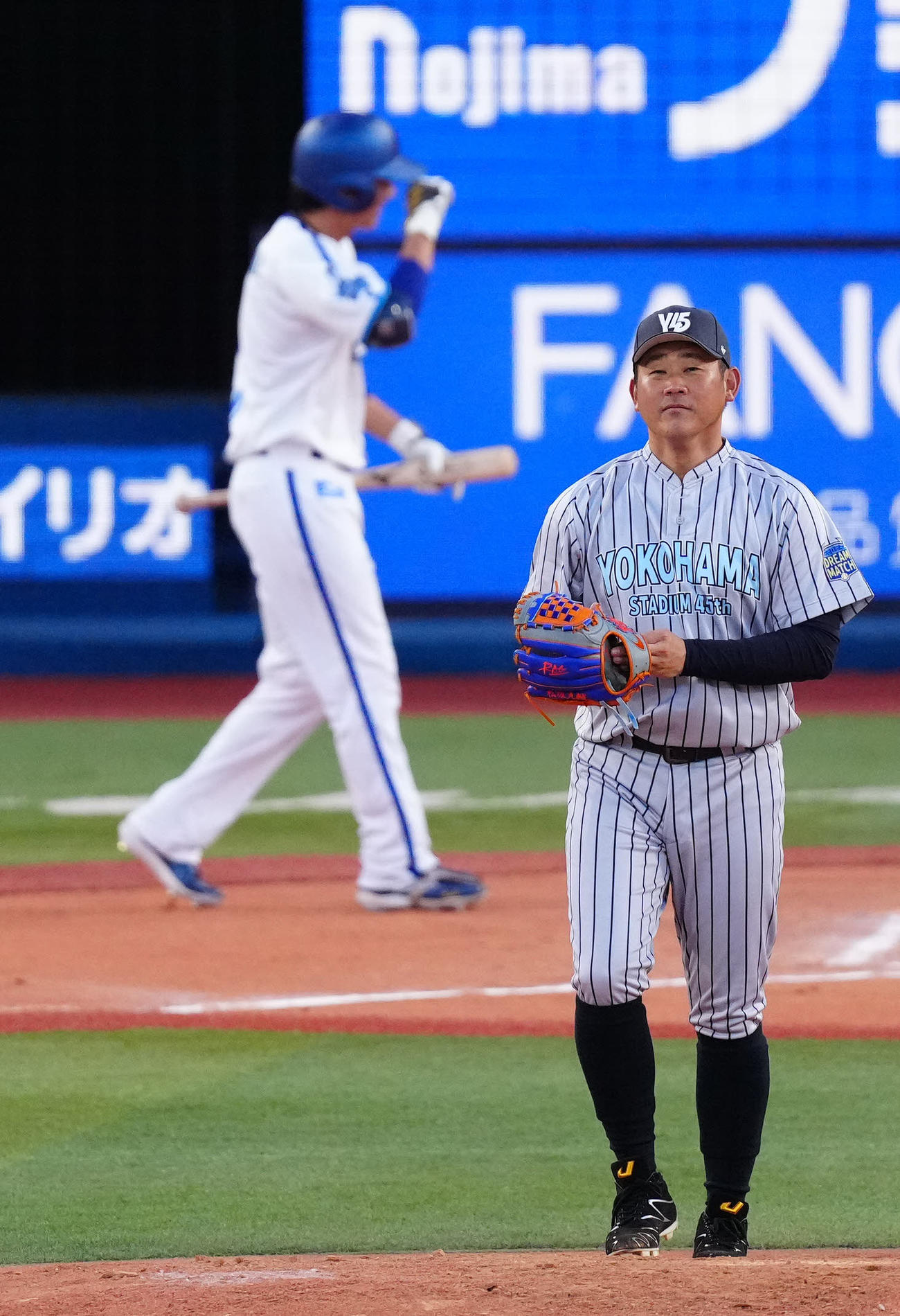 ベイドリーム対神奈川レジェンド　5回裏ベイドリーム無死、度会（後方）と対戦する松坂氏（撮影・江口和貴）