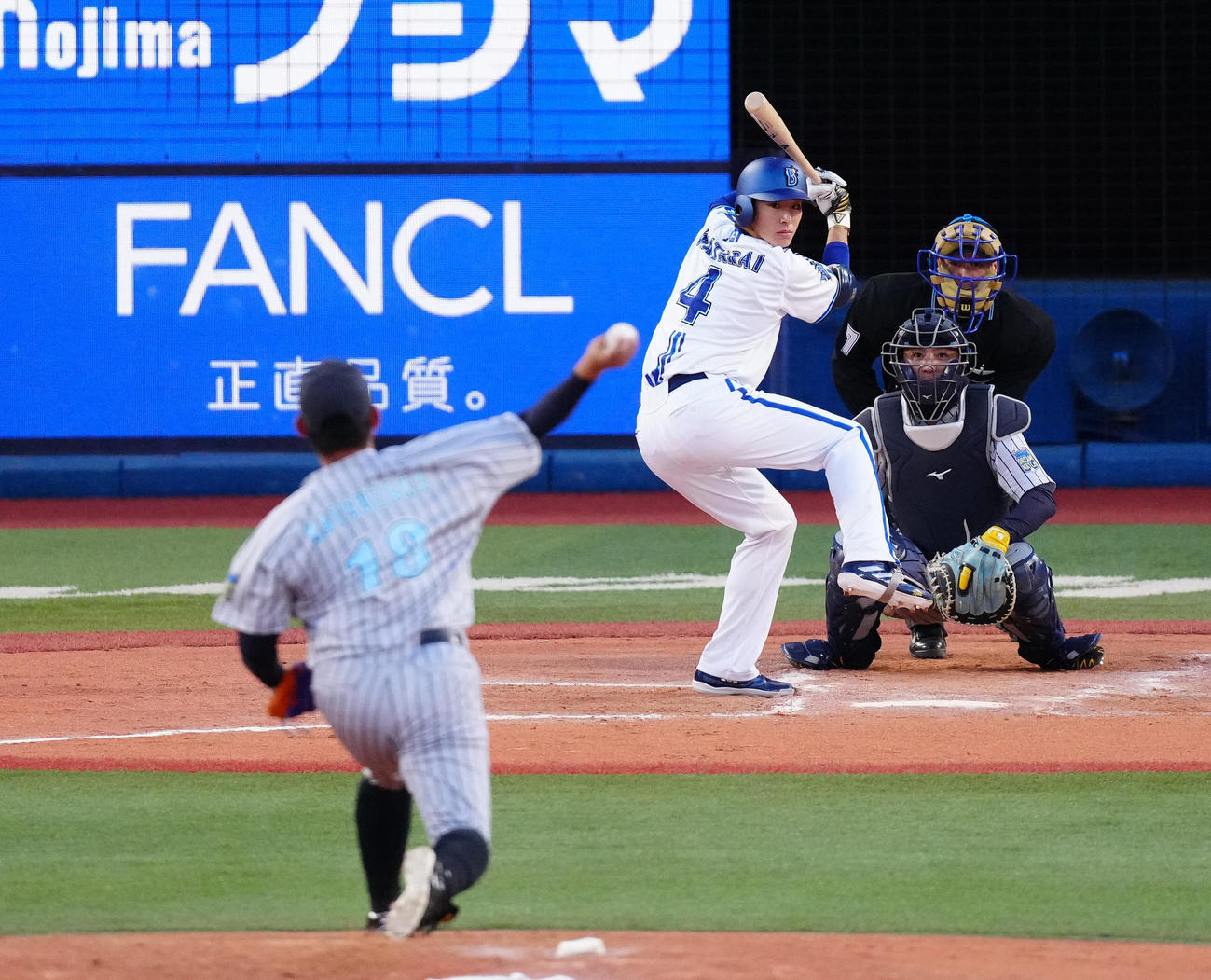 ベイドリーム対神奈川レジェンド　5回裏ベイドリーム無死、松坂氏（手前）と対戦する度会（撮影・江口和貴）