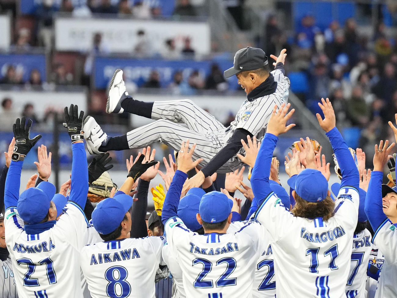 BAY DREAM STARS対Y45 LEGEND HEROES　試合後に胴上げされる45 LEGEND HEROES柳沢慎吾監督（撮影・菅敏）