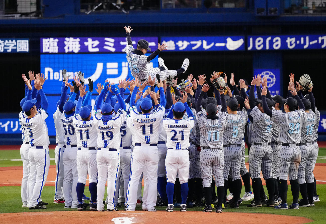 ドリームマッチ終了後、胴上げされる柳沢慎吾（撮影・江口和貴）