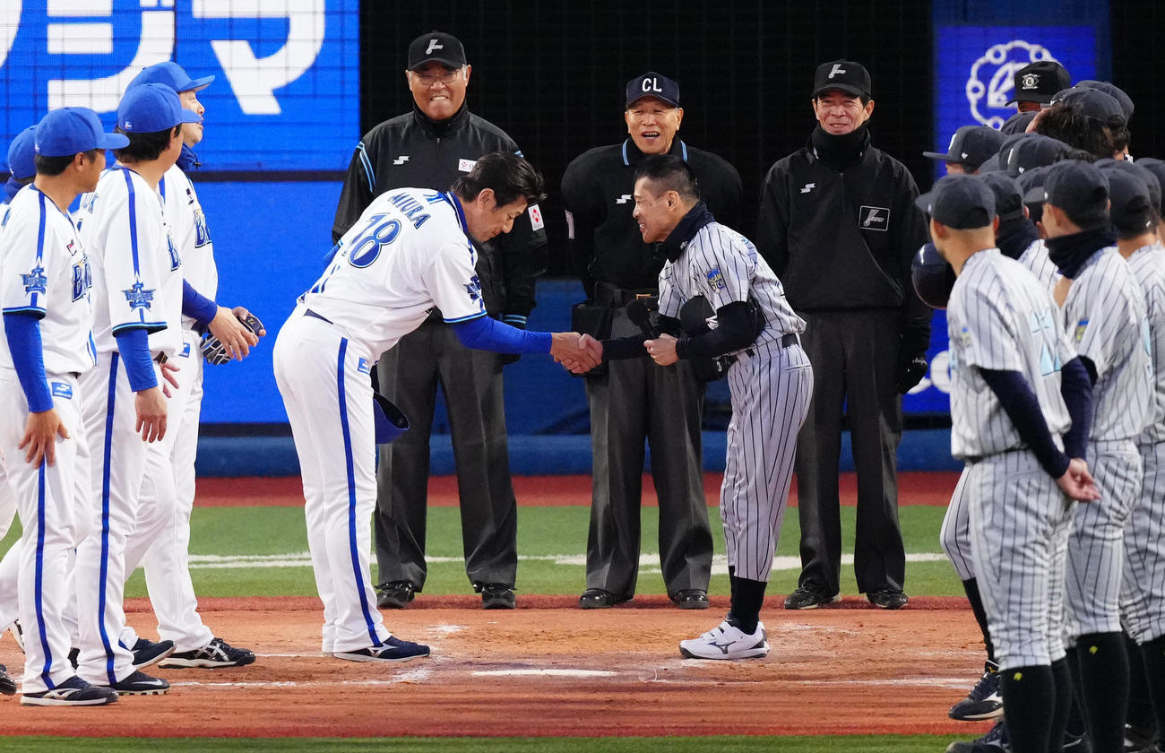 ベイドリーム対神奈川レジェンド　試合後、握手を交わすDeNA三浦監督（左）と柳沢慎吾（撮影・江口和貴）
