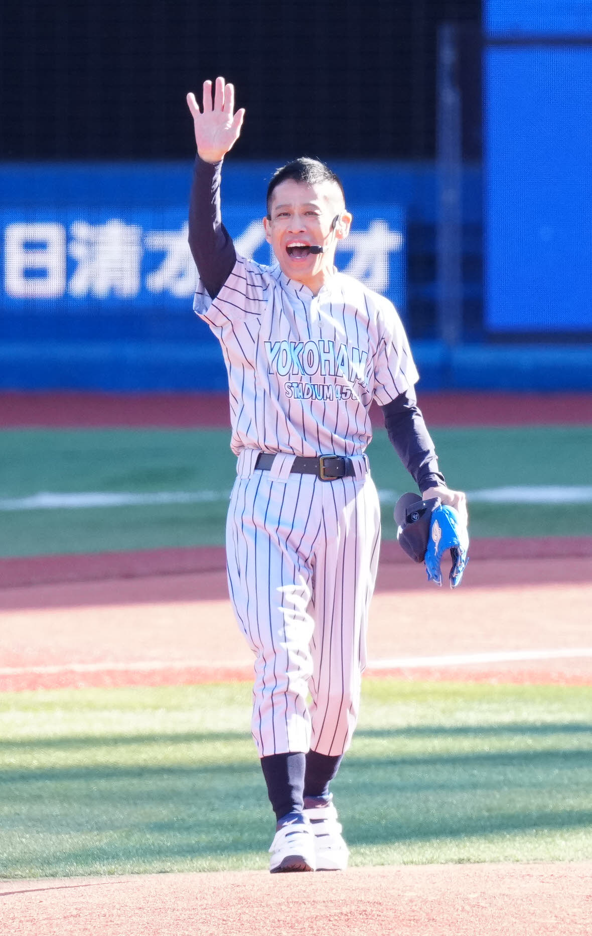 セレモニアルピッチに登場した柳沢慎吾（撮影・江口和貴）