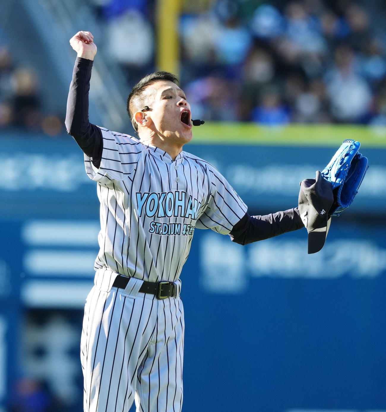 試合前、スタンドを盛り上げる柳沢慎吾（撮影・菅敏）