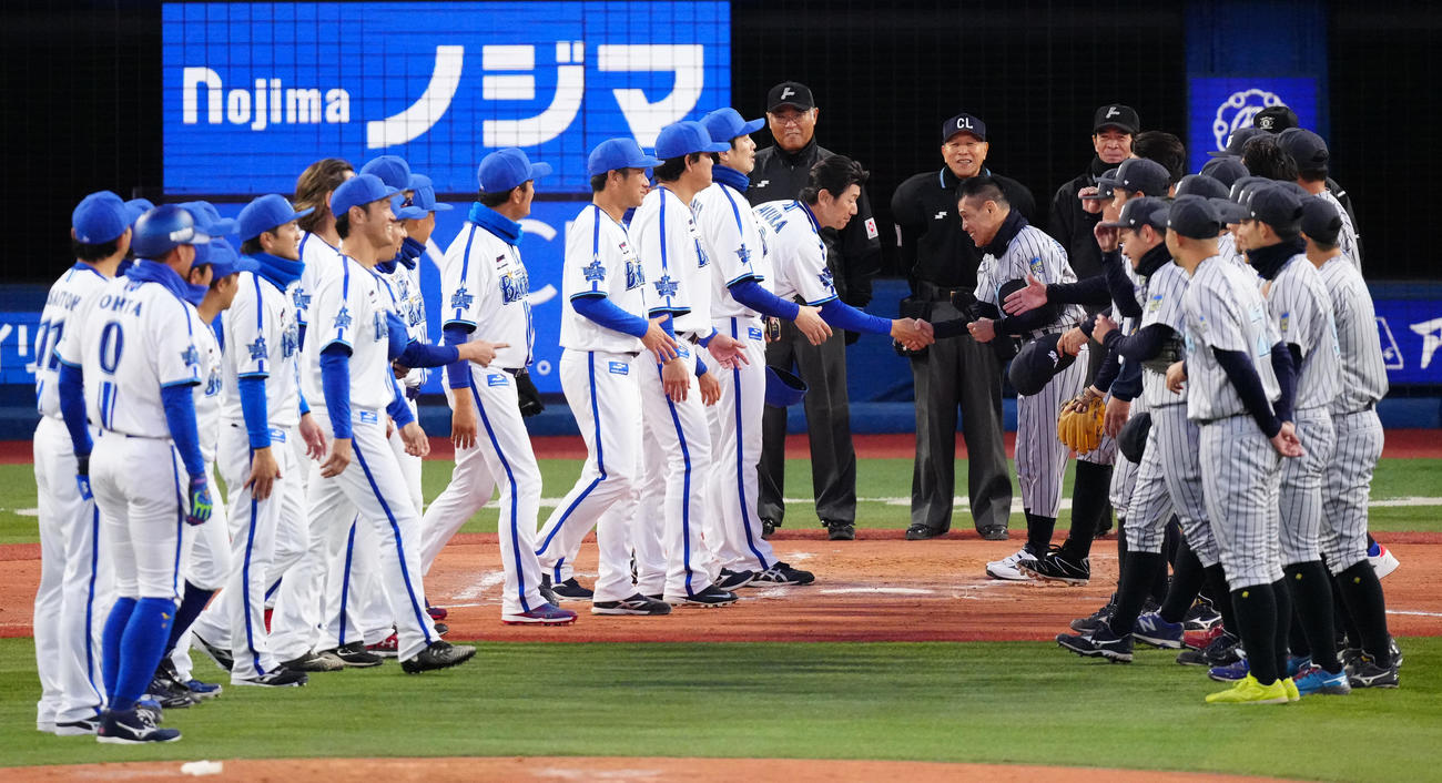 ベイドリーム対神奈川レジェンド　試合後、握手を交わすDeNA三浦監督（中央左）と柳沢慎吾（撮影・江口和貴）
