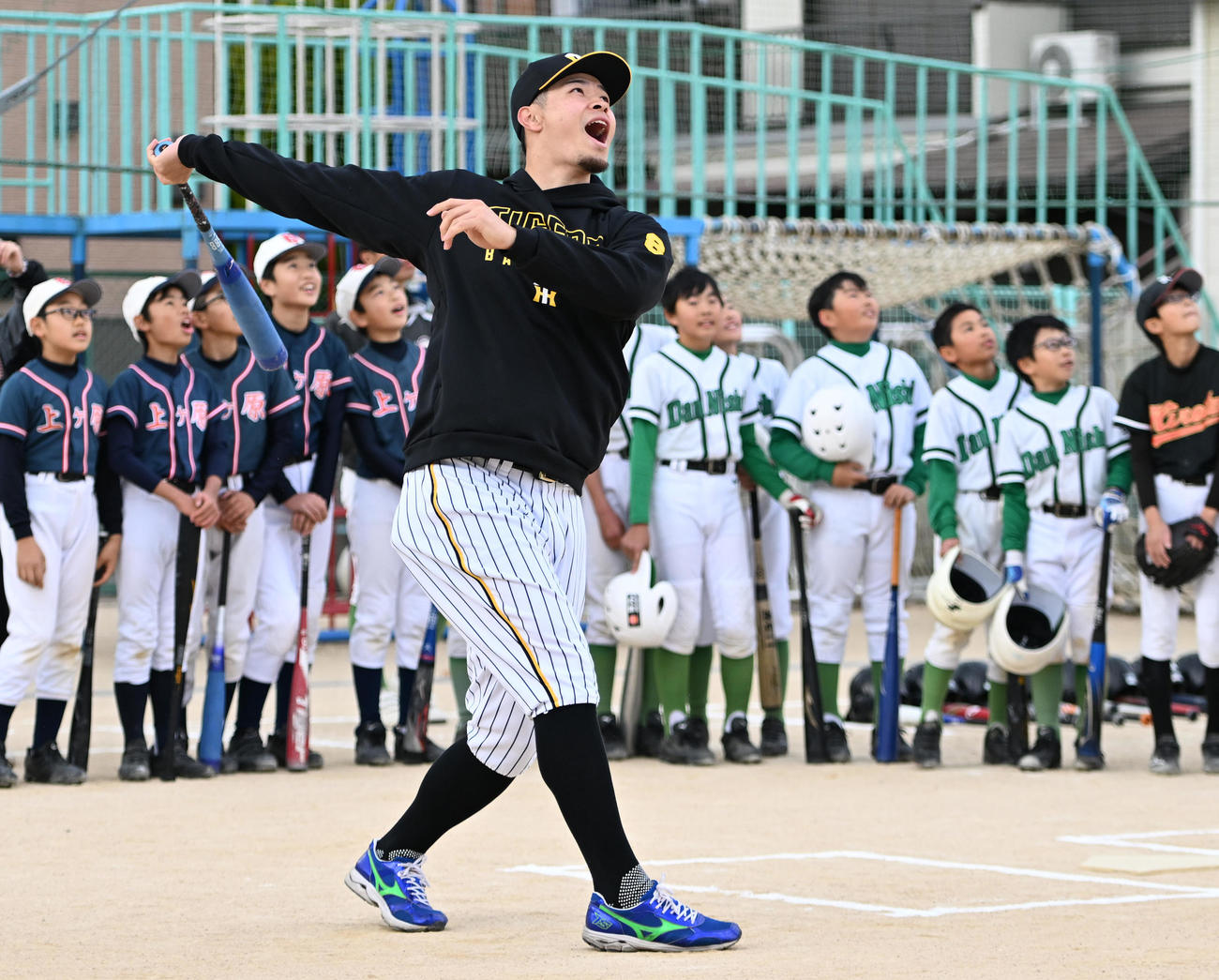 野球教室で豪快な打撃を披露する阪神佐藤輝（撮影・清水貴仁）