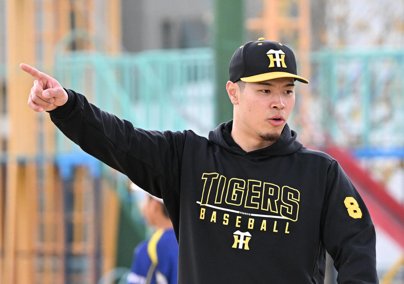 野球教室で選手を指導する阪神佐藤輝（撮影・清水貴仁）
